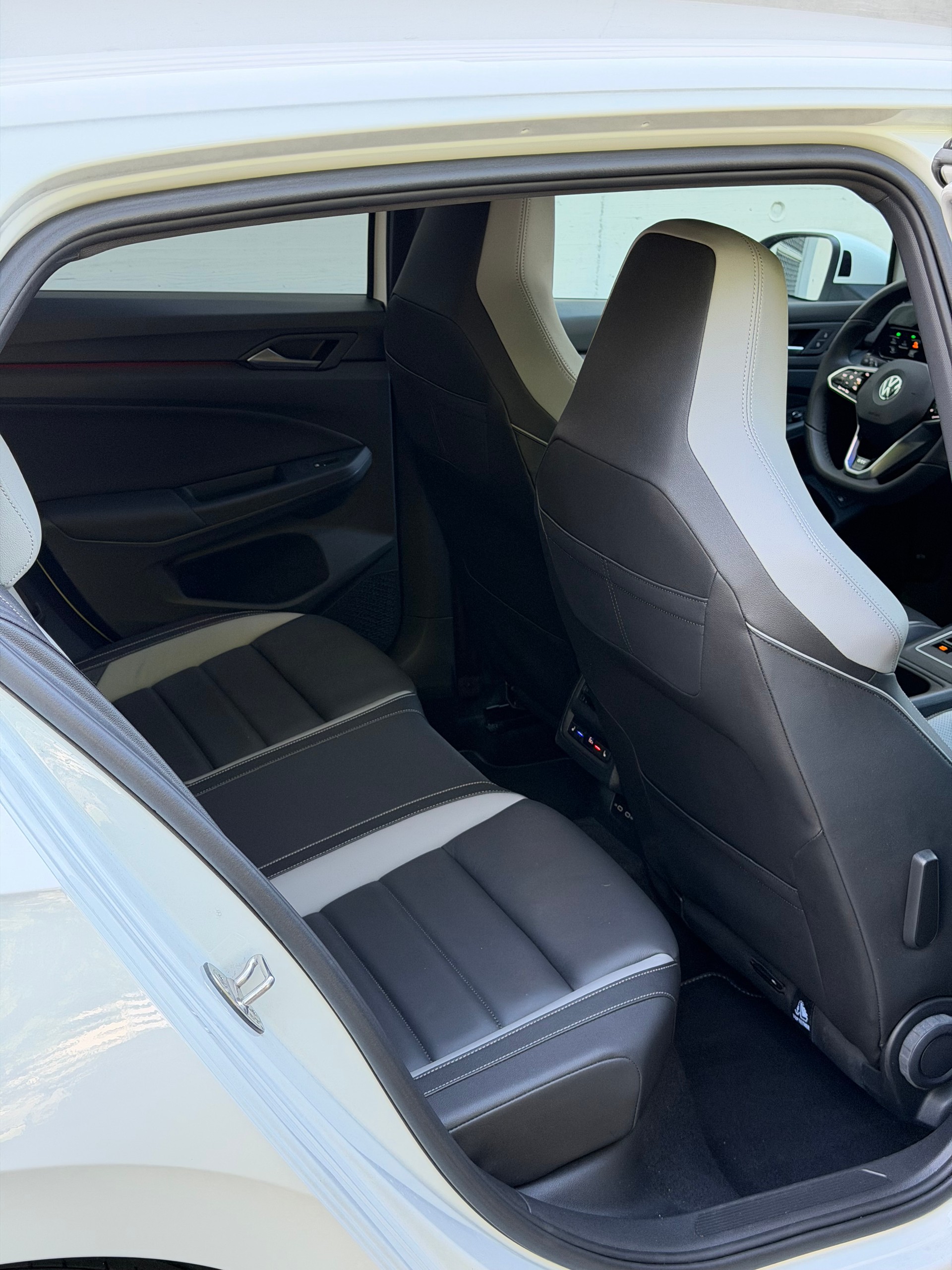 VW Golf 1.4 TSI PHEV GTE LEDERPAKET-image-13