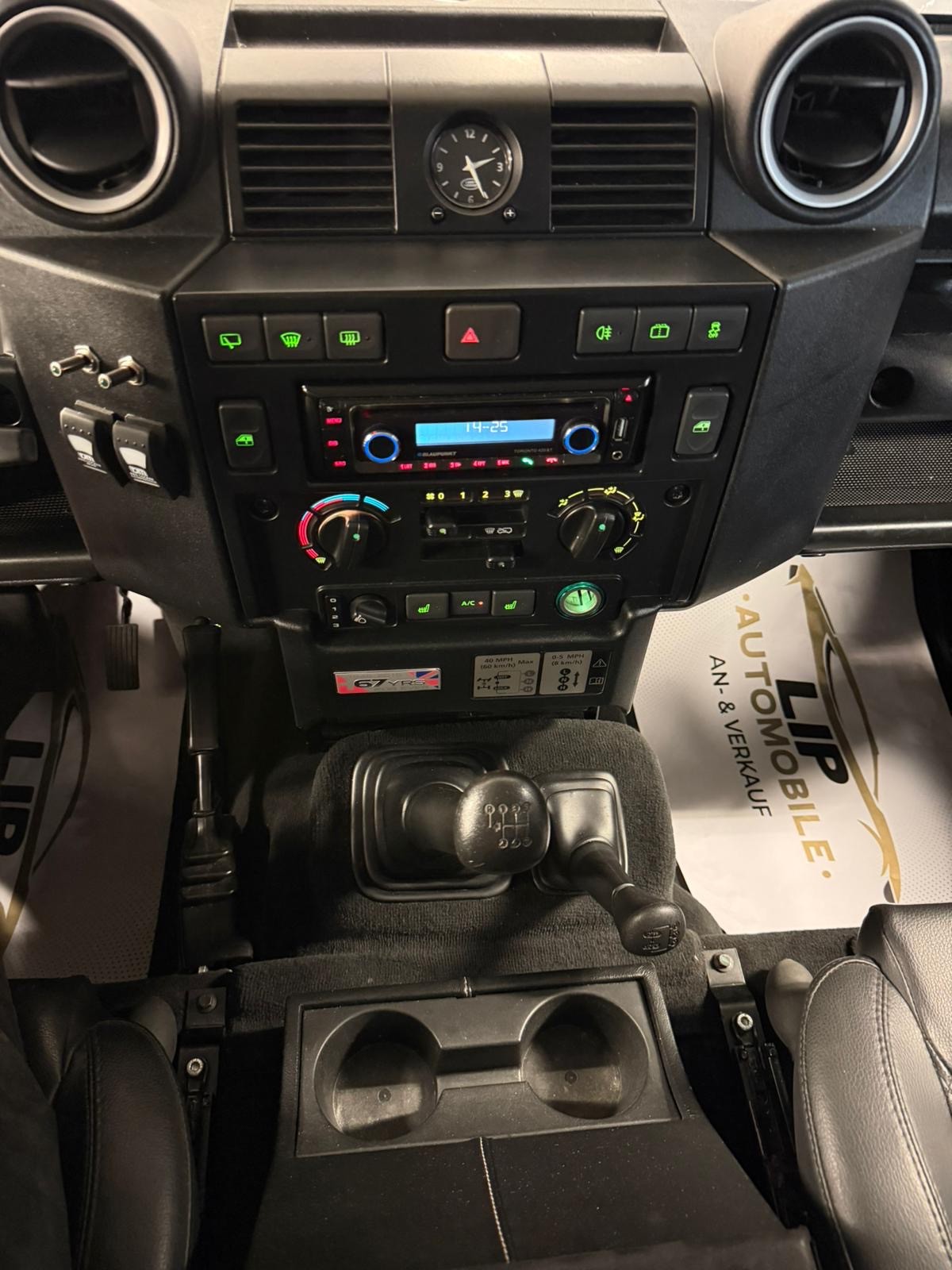 LAND ROVER Defender 90 2.2 TD4 Station Wagon 67YRS Legend-image-10