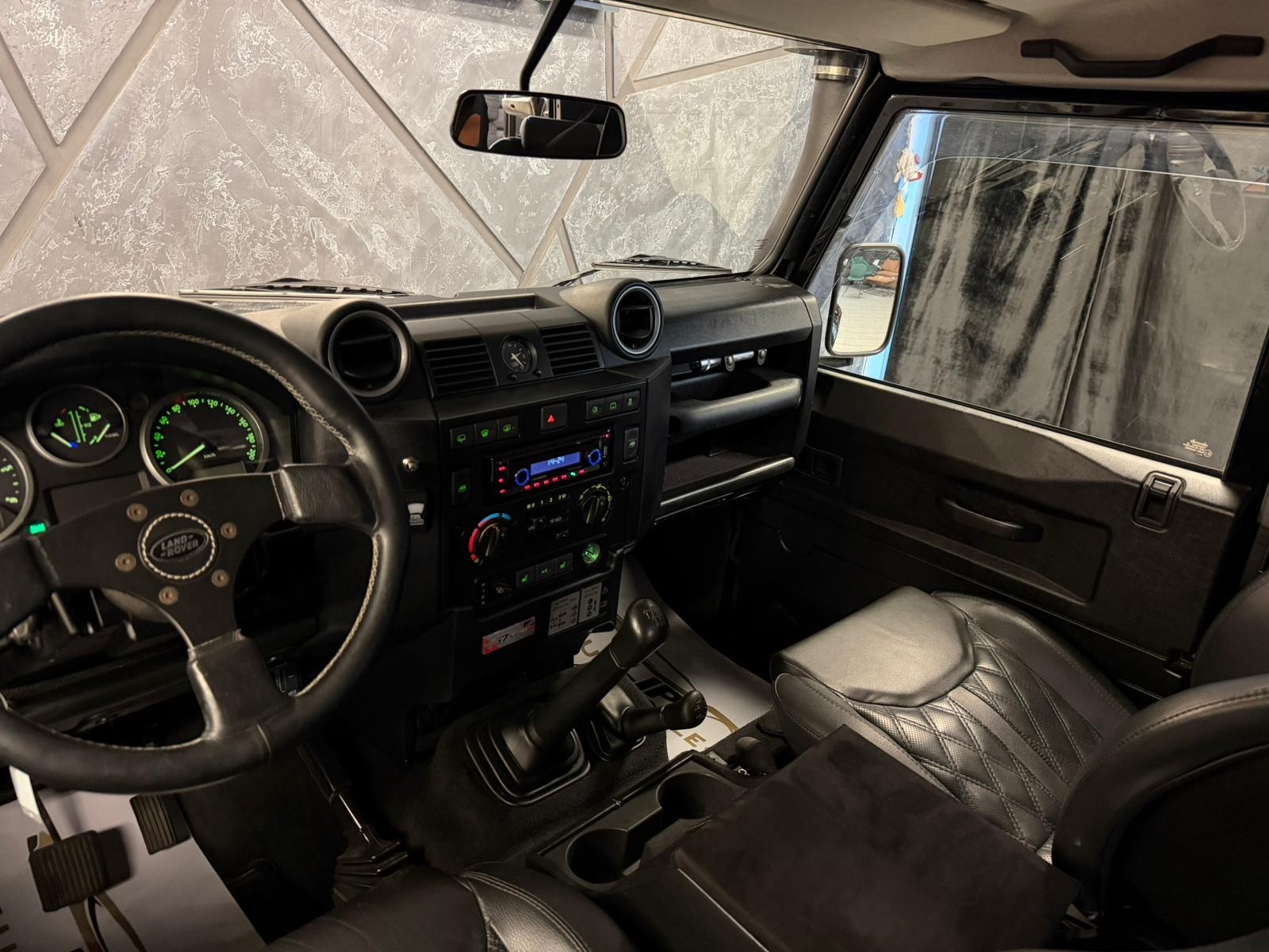 LAND ROVER Defender 90 2.2 TD4 Station Wagon 67YRS Legend-image-9