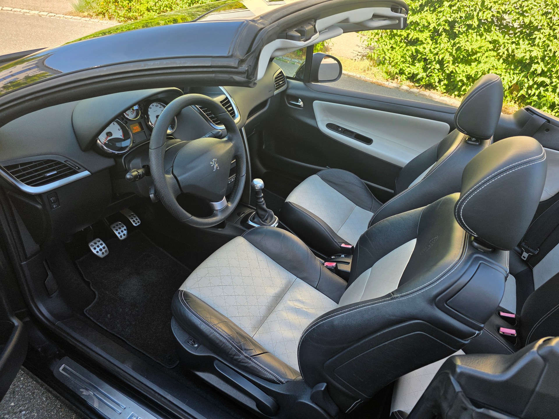 PEUGEOT 207 CC 1.6 16V Turbo Roland Garros-image-7