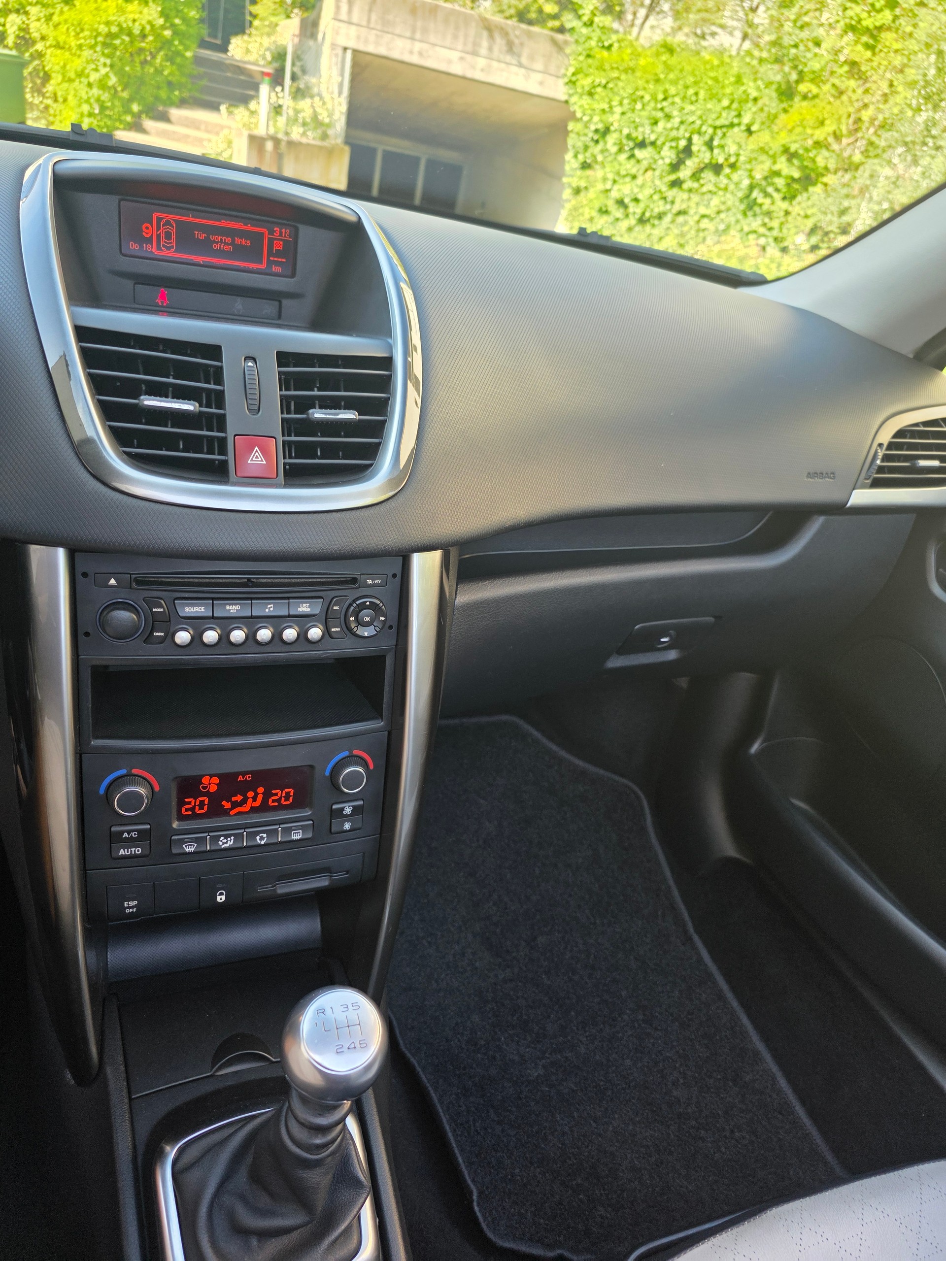 PEUGEOT 207 CC 1.6 16V Turbo Roland Garros-image-12