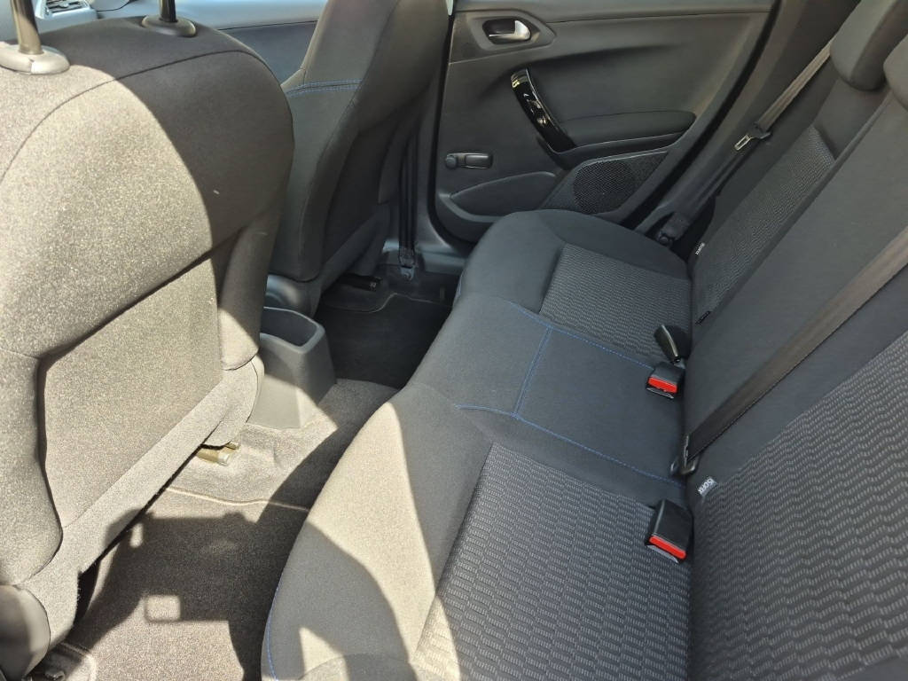 PEUGEOT 208 1.2 PureTech Style EAT6-image-10