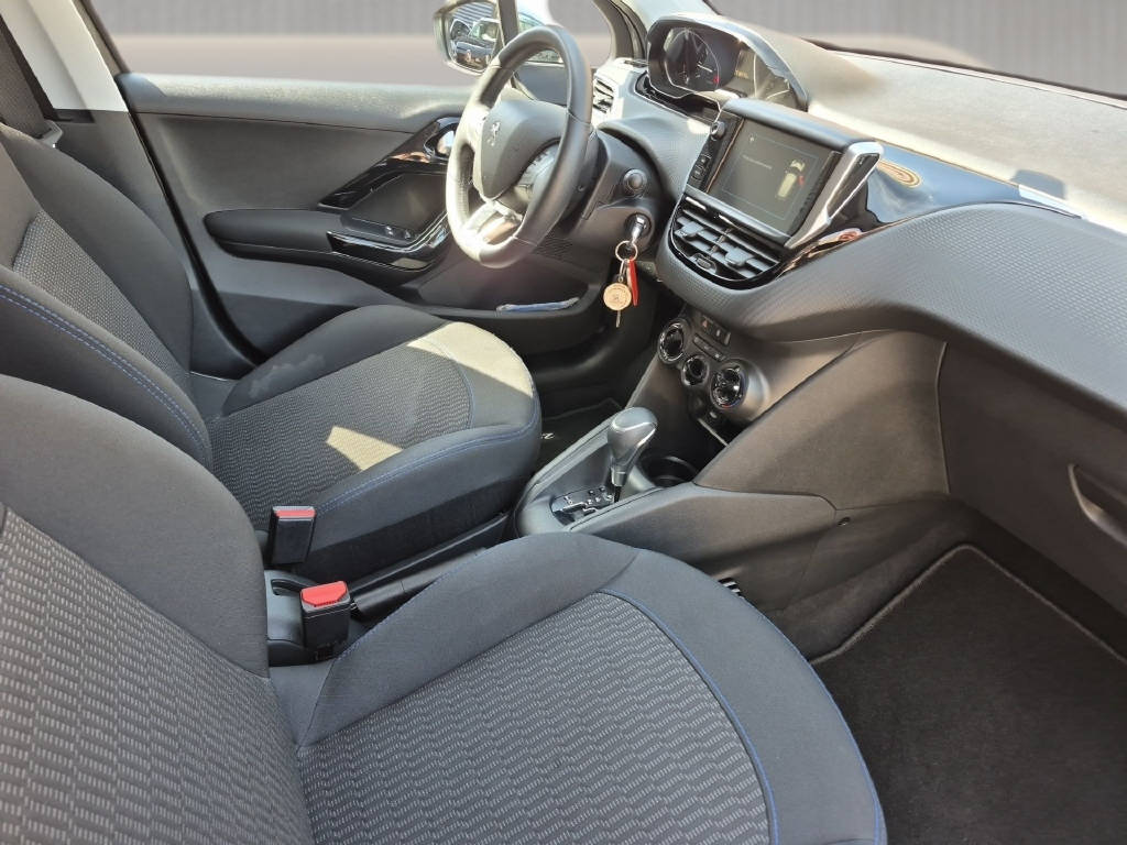 PEUGEOT 208 1.2 PureTech Style EAT6-image-11