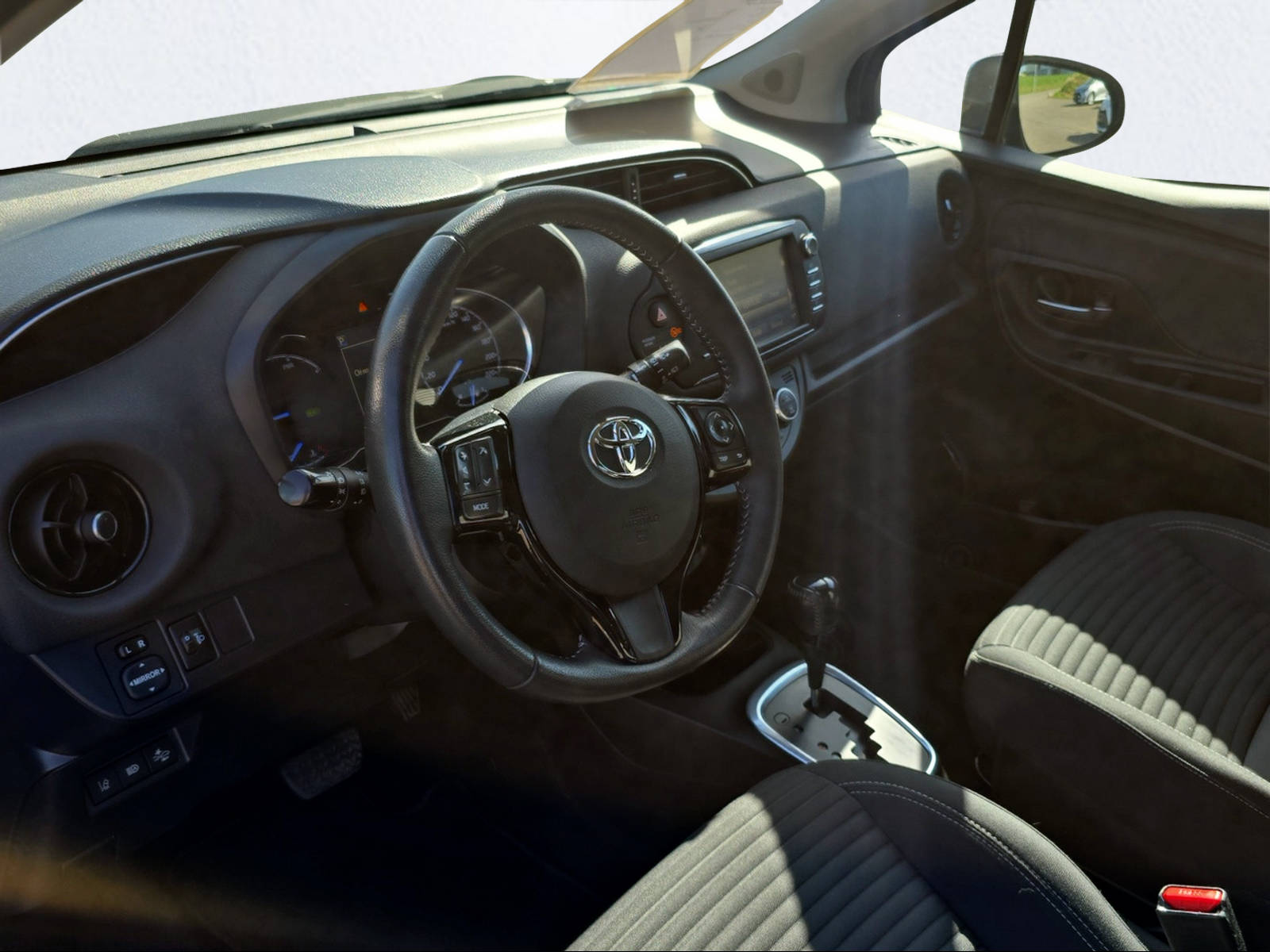 TOYOTA Yaris 1.5 VVT-i Hybrid Trend e-CVT-image-9