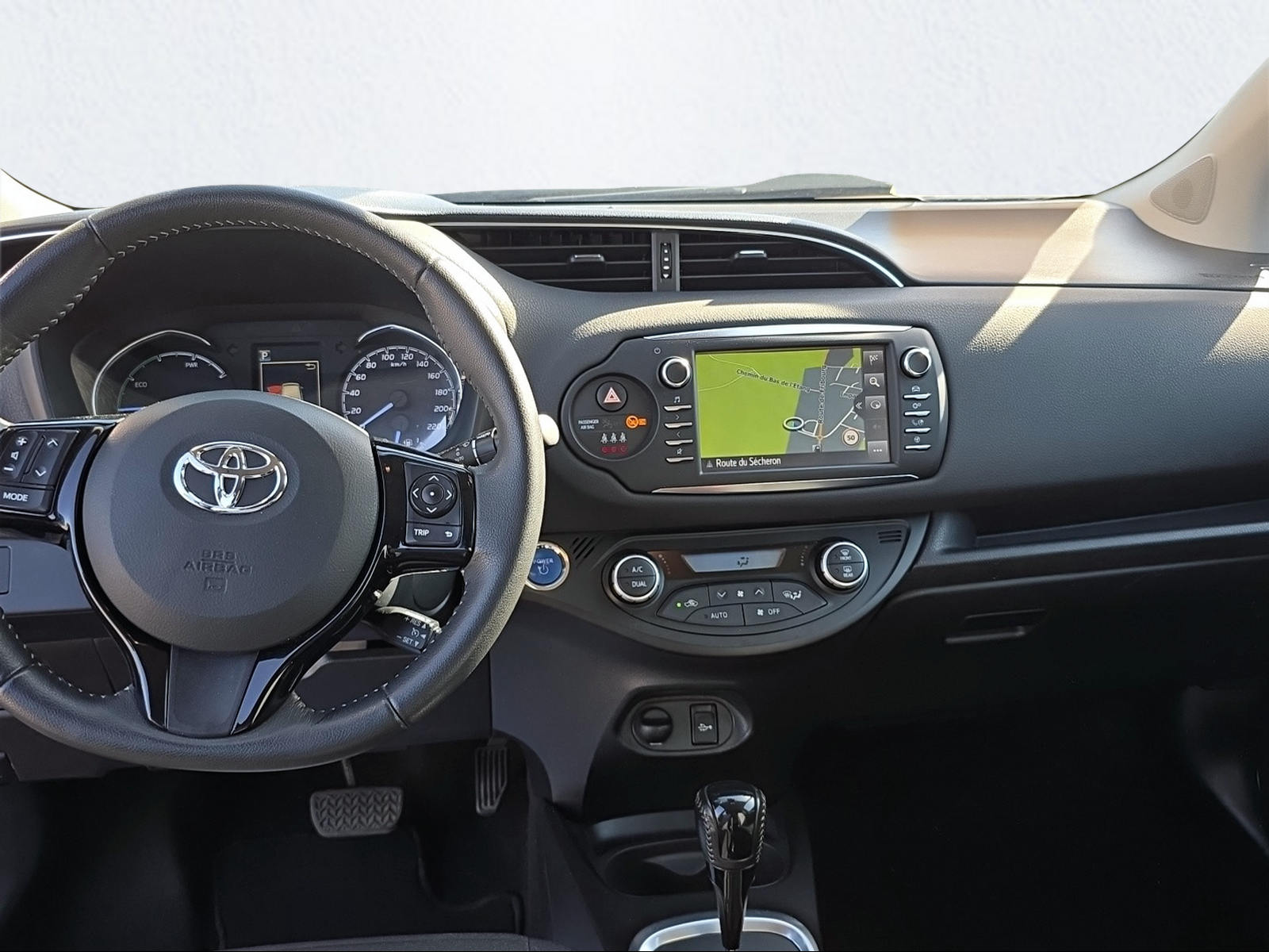 TOYOTA Yaris 1.5 VVT-i Hybrid Trend e-CVT-image-13