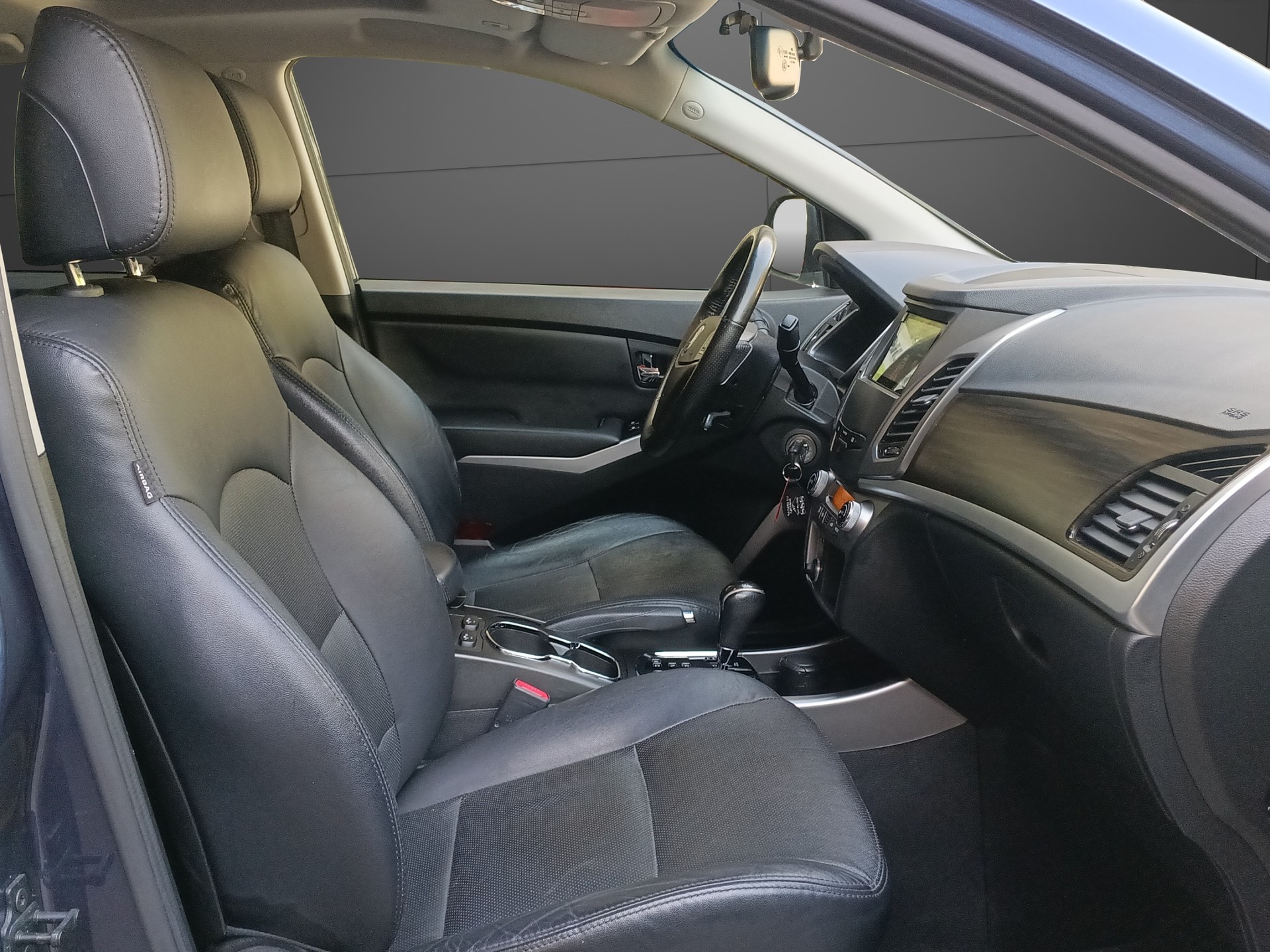 KGM-SsangYong Korando 2.0 e-XDI Sapphire 4WD Automatic-image-14