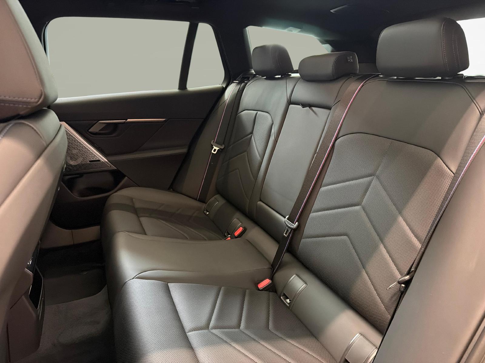 BMW 520d xDrive Touring-image-11