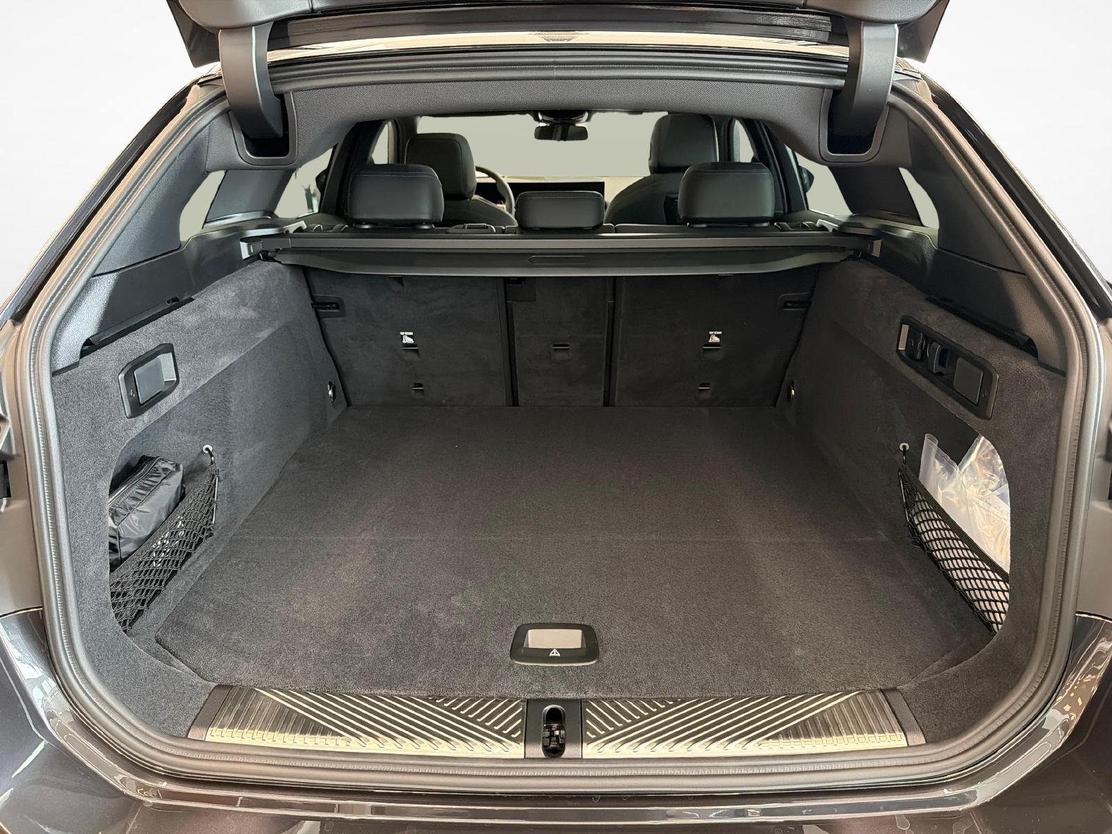 BMW 520d xDrive Touring-image-12