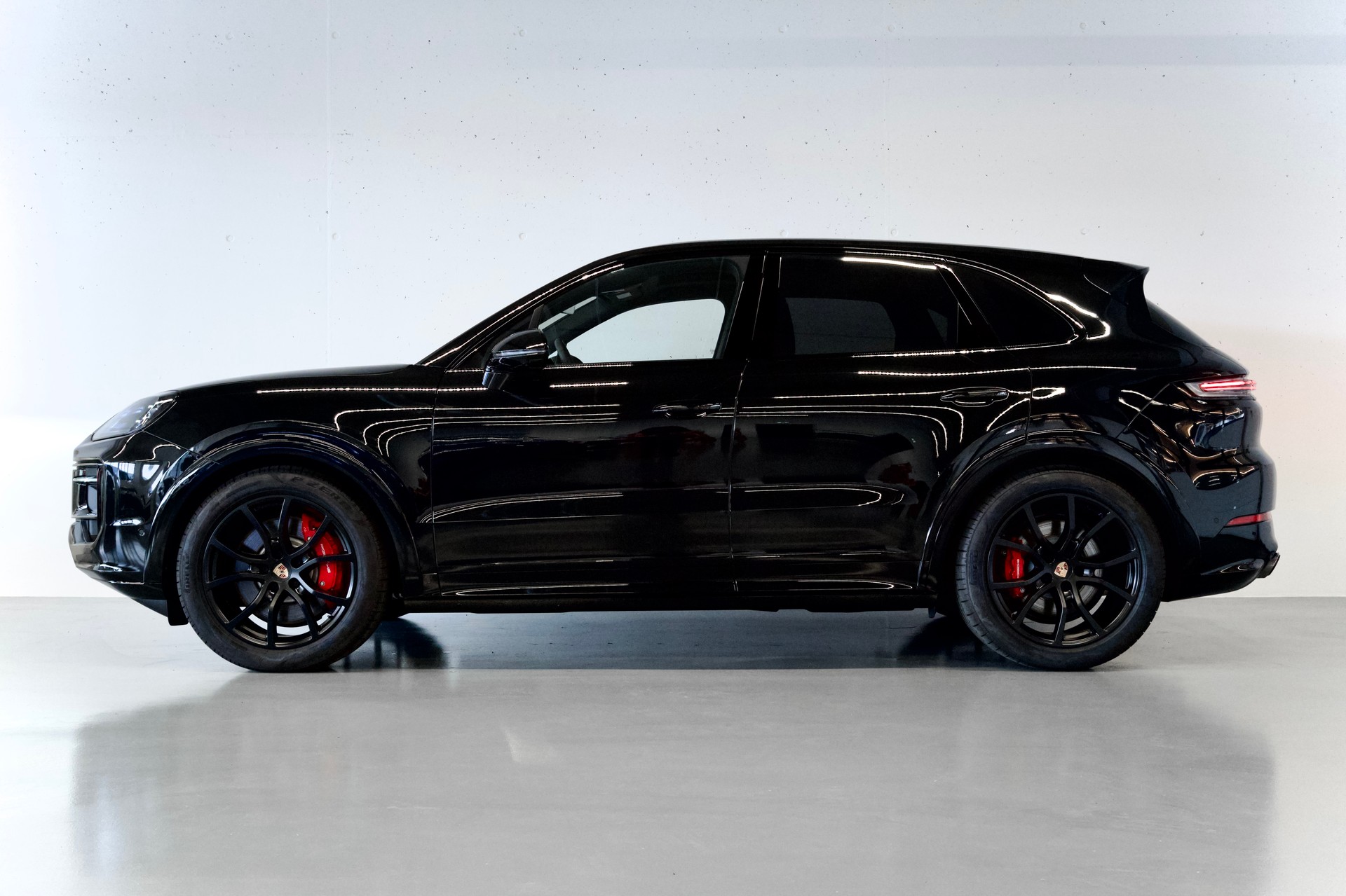 PORSCHE CAYENNE GTS | CARBON INTERIEUR | STANDHEIZUNG | HINTERACHSLENKUNG | PANO-DACH | AHK-showroom-element-1