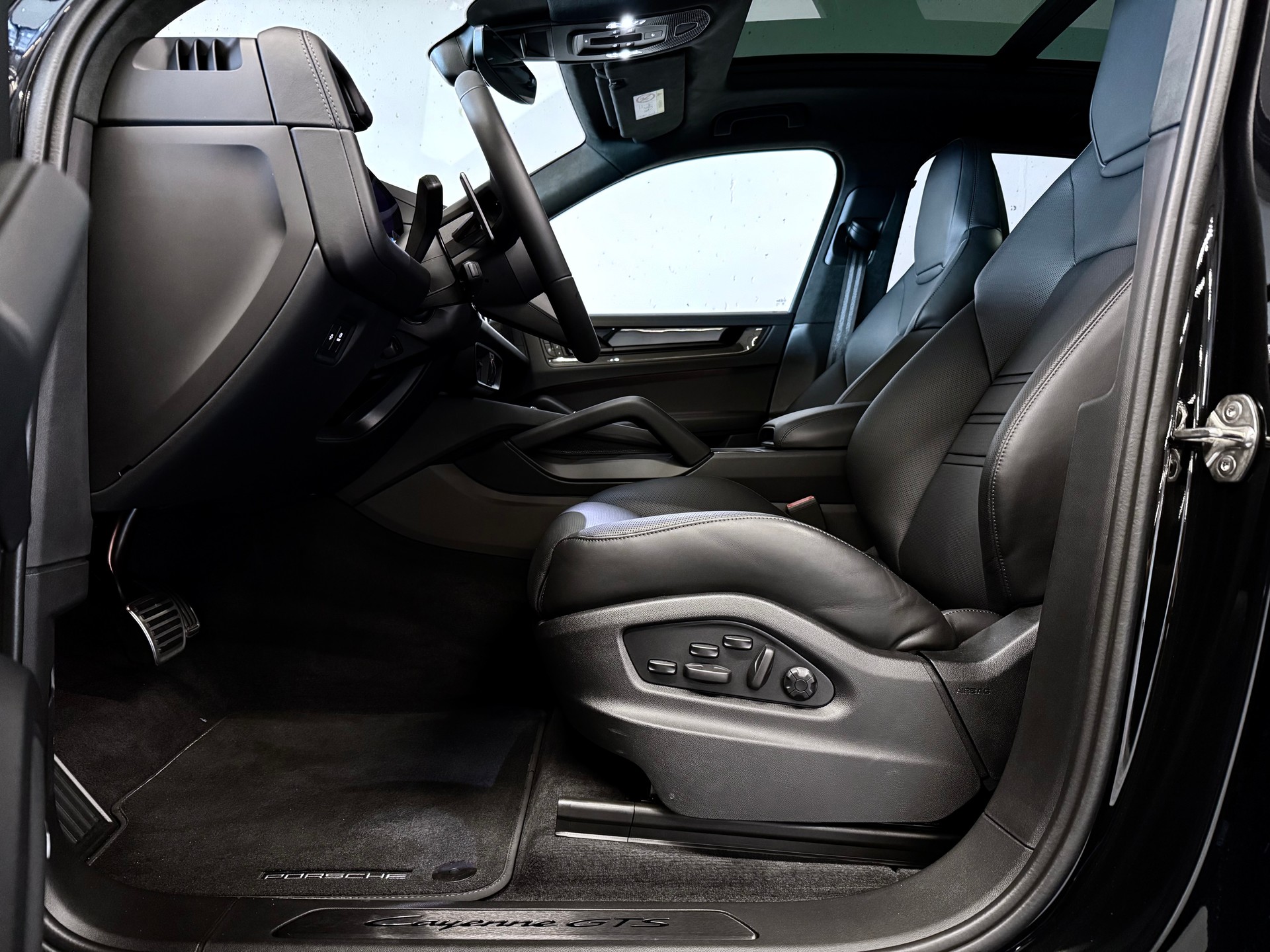 PORSCHE CAYENNE GTS | CARBON INTERIEUR | STANDHEIZUNG | HINTERACHSLENKUNG | PANO-DACH | AHK-image-6