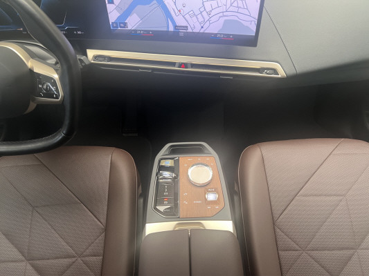 BMW iX xDrive40-image-11