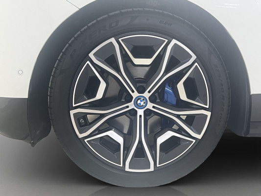 BMW iX xDrive40-image-7