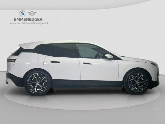 BMW iX xDrive40-image-5