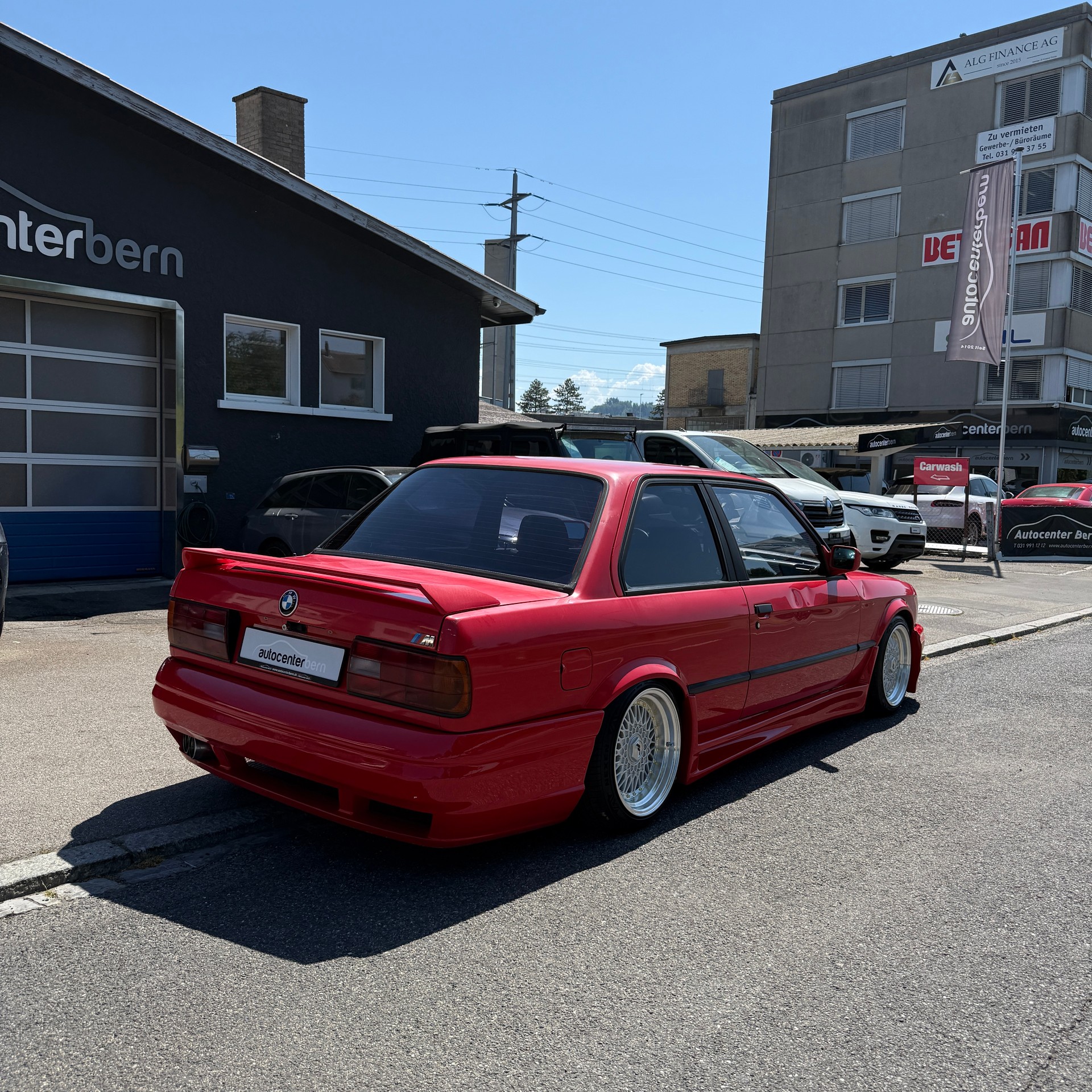 BMW 318i-image-6