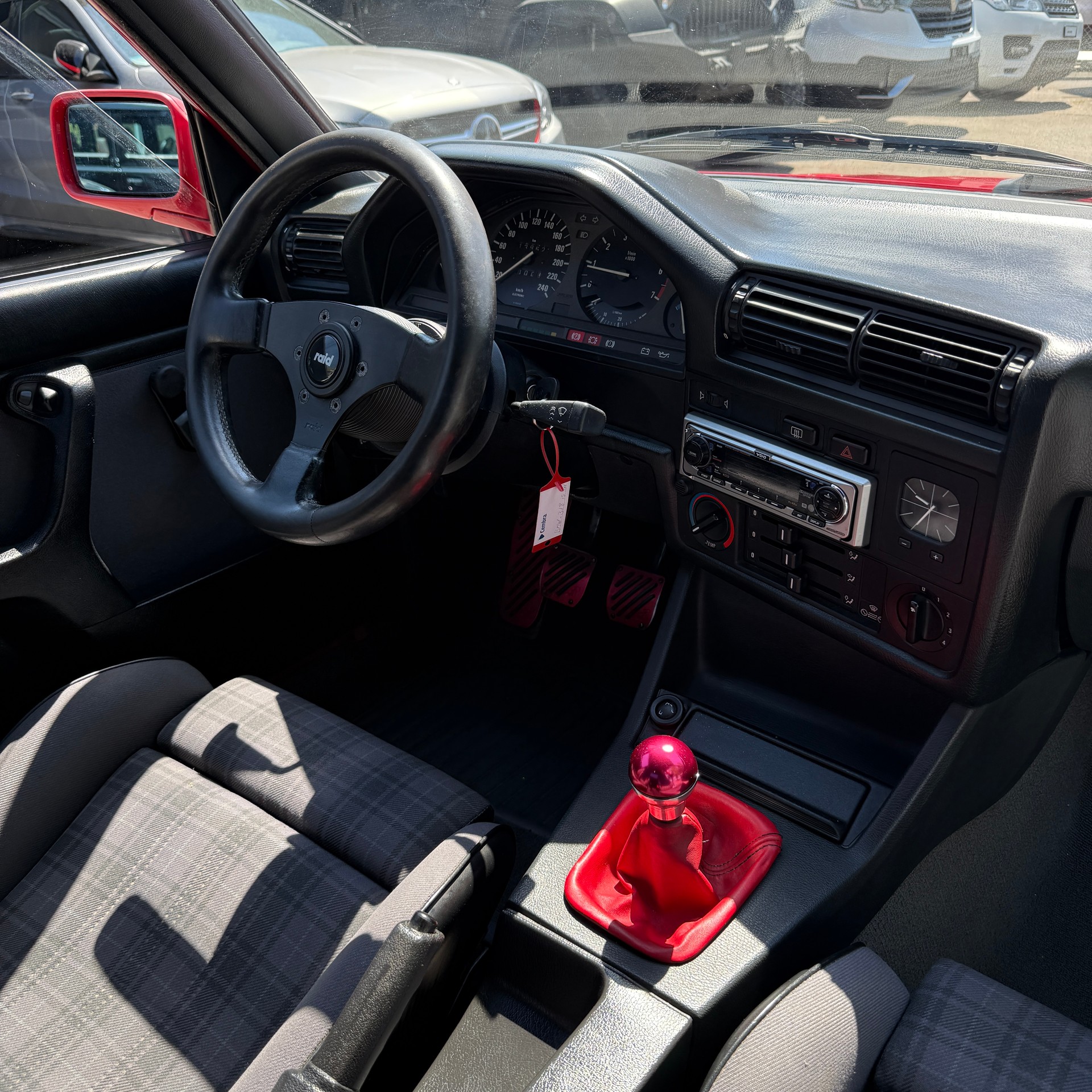 BMW 318i-image-11