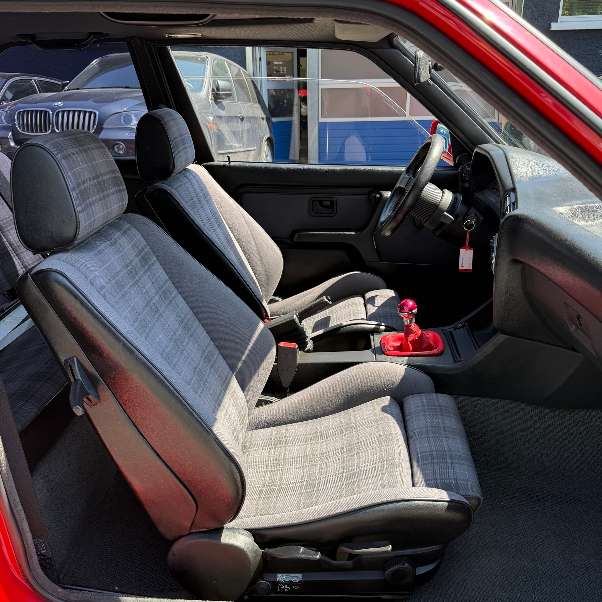 BMW 318i-image-12