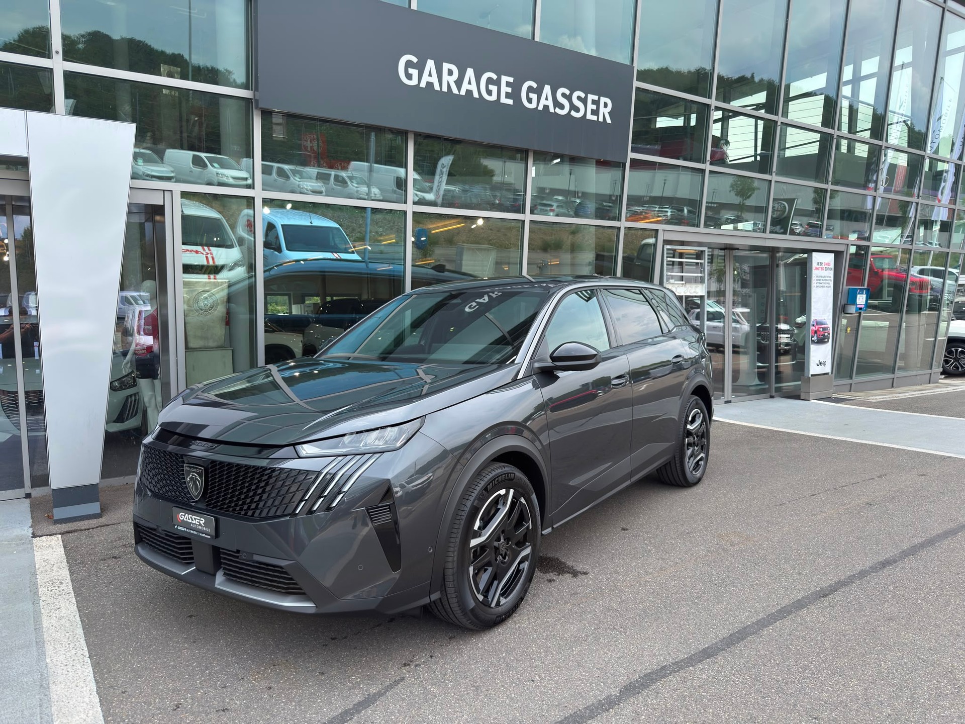 PEUGEOT 5008 210 73kWh Allure Premium-image-0