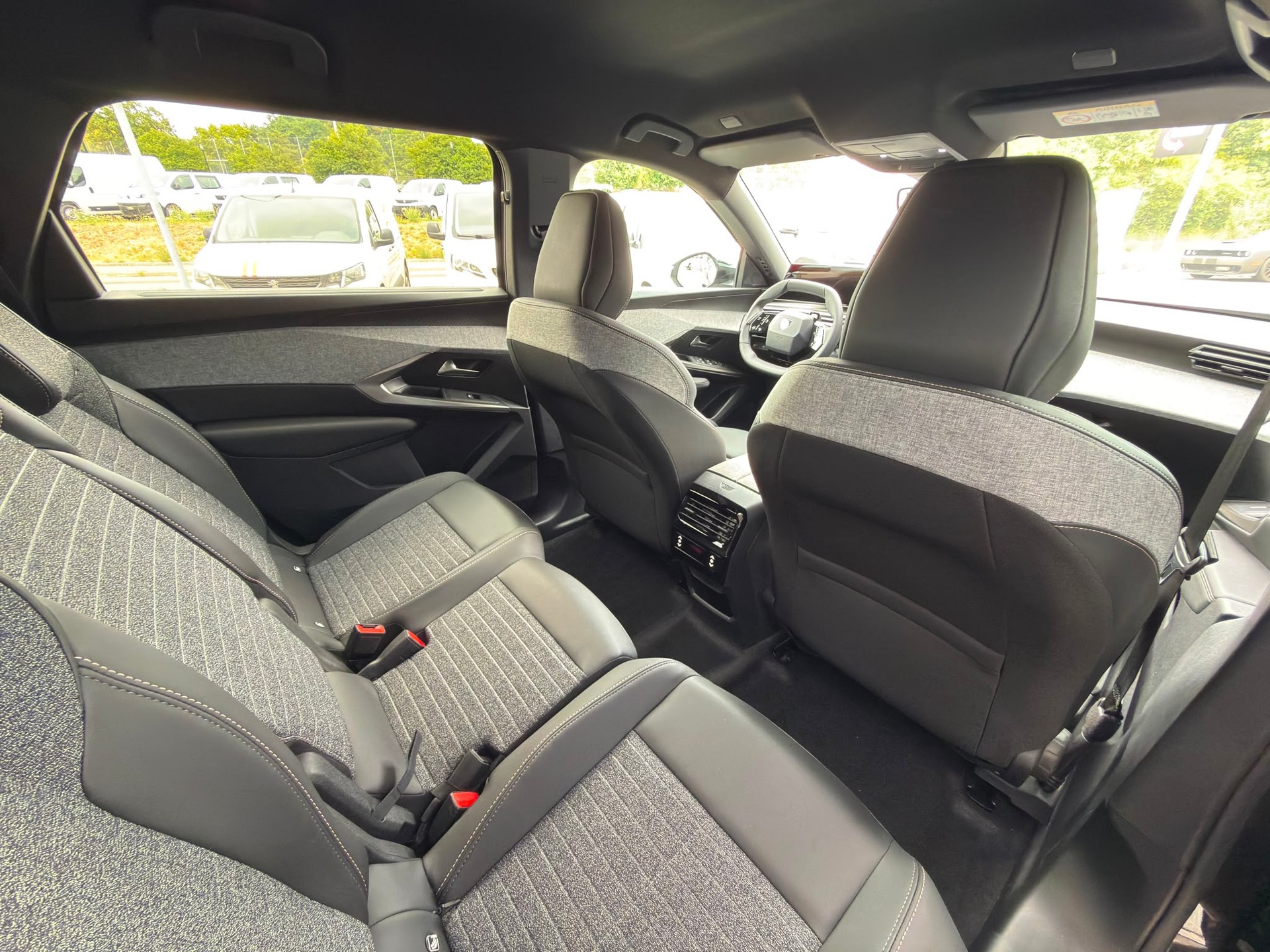 PEUGEOT 5008 210 73kWh Allure Premium-image-8