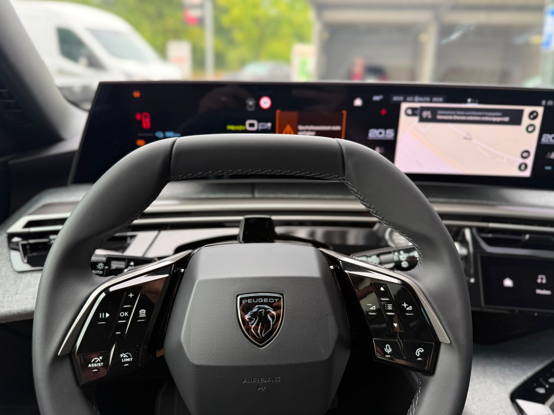 PEUGEOT 5008 210 73kWh Allure Premium-image-9