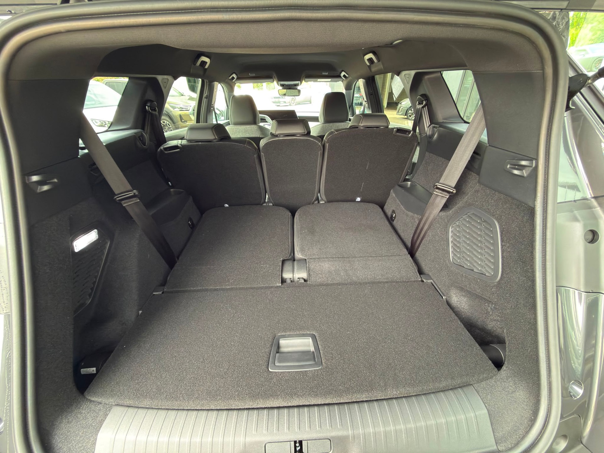 PEUGEOT 5008 210 73kWh Allure Premium-image-12