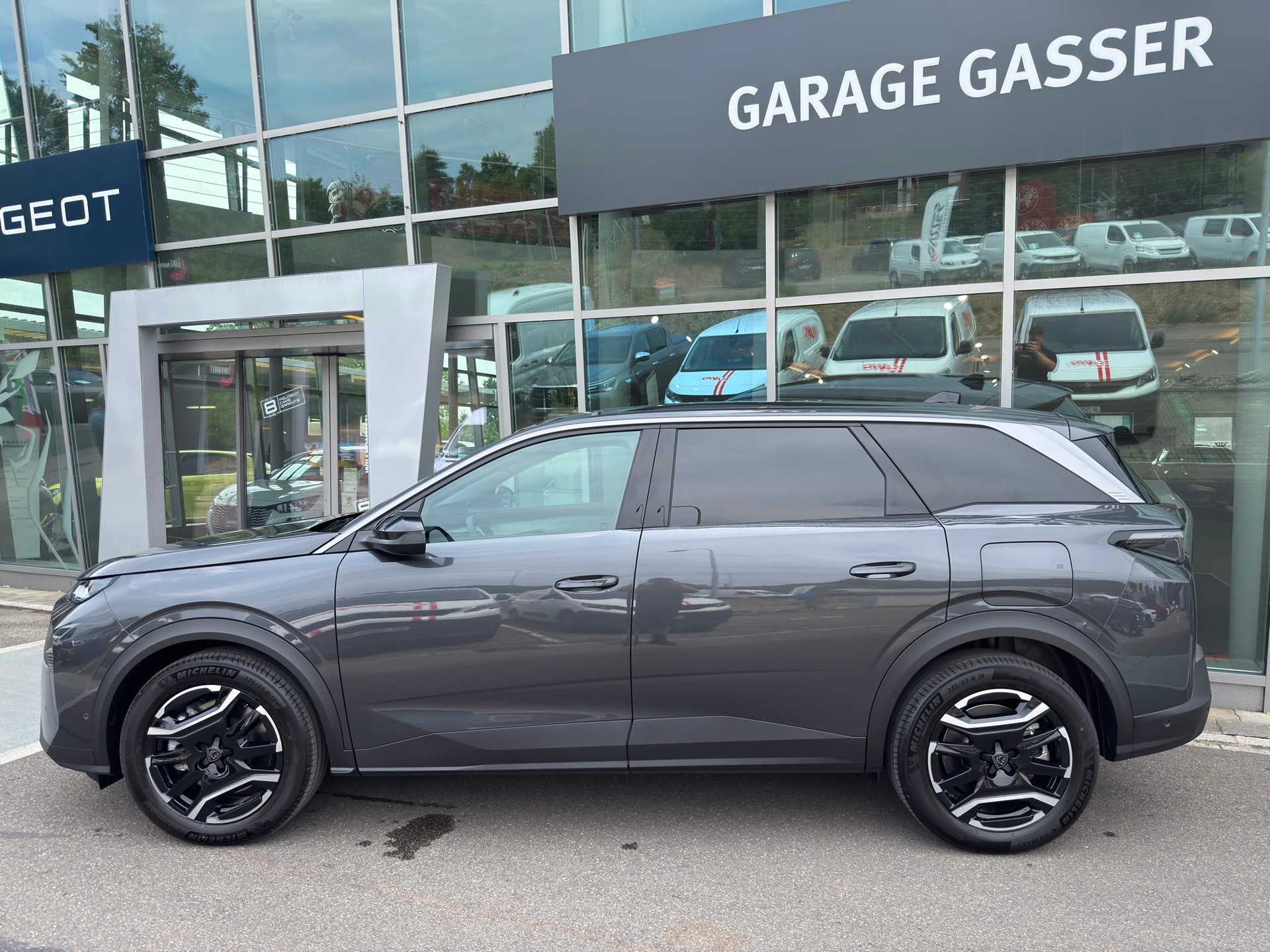 PEUGEOT 5008 210 73kWh Allure Premium-image-2