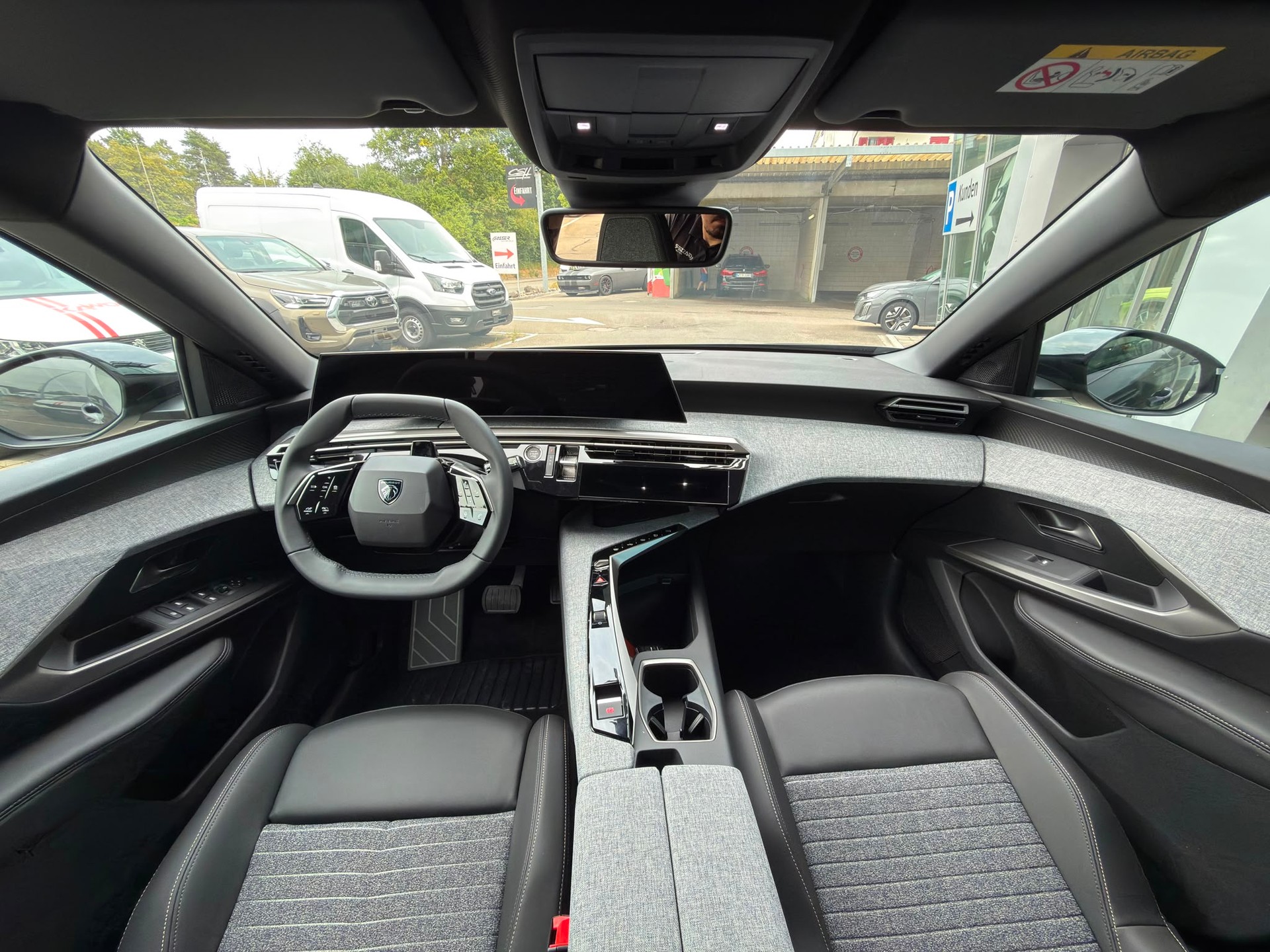 PEUGEOT 5008 210 73kWh Allure Premium-image-5