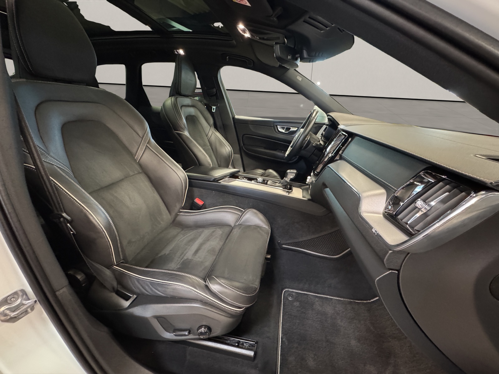VOLVO XC60 2.0 T6 R-Design AWD-image-11