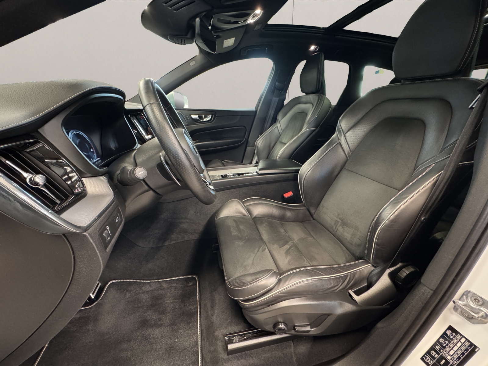 VOLVO XC60 2.0 T6 R-Design AWD-image-10