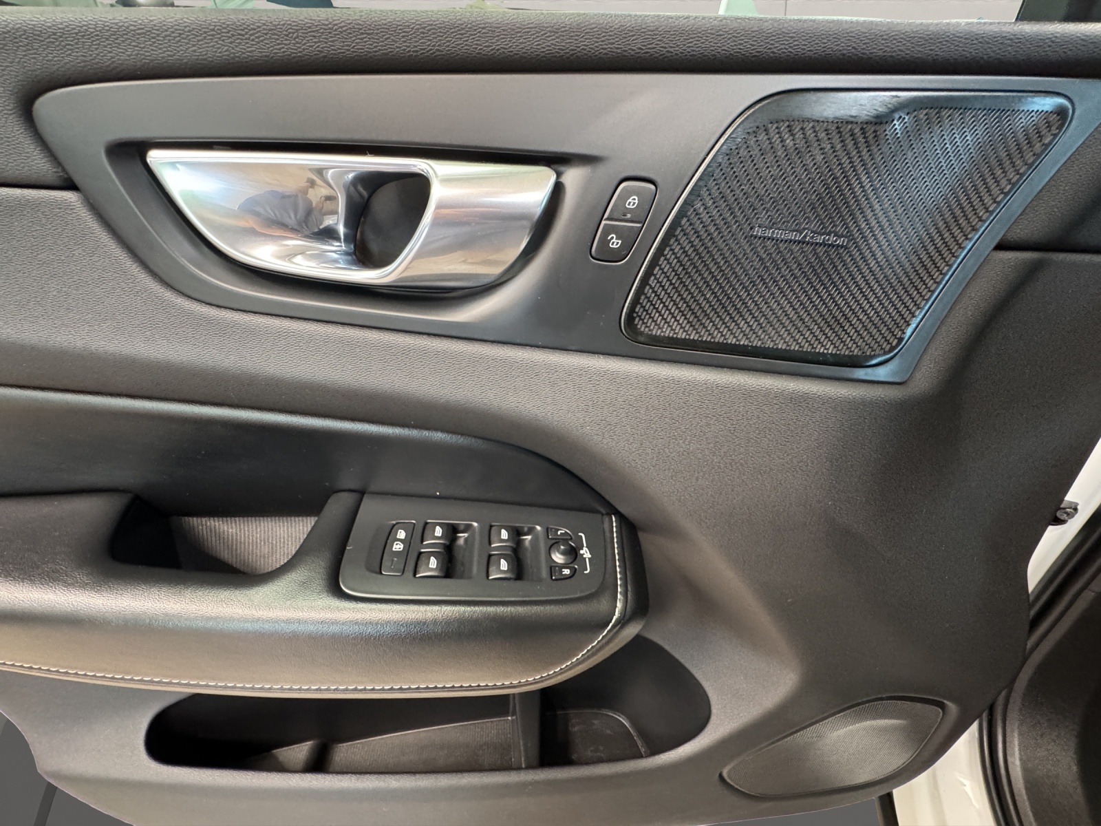VOLVO XC60 2.0 T6 R-Design AWD-image-14