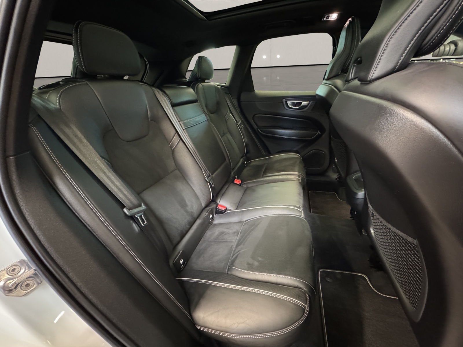 VOLVO XC60 2.0 T6 R-Design AWD-image-12