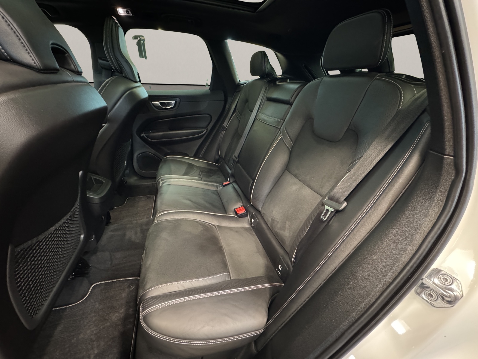 VOLVO XC60 2.0 T6 R-Design AWD-image-13