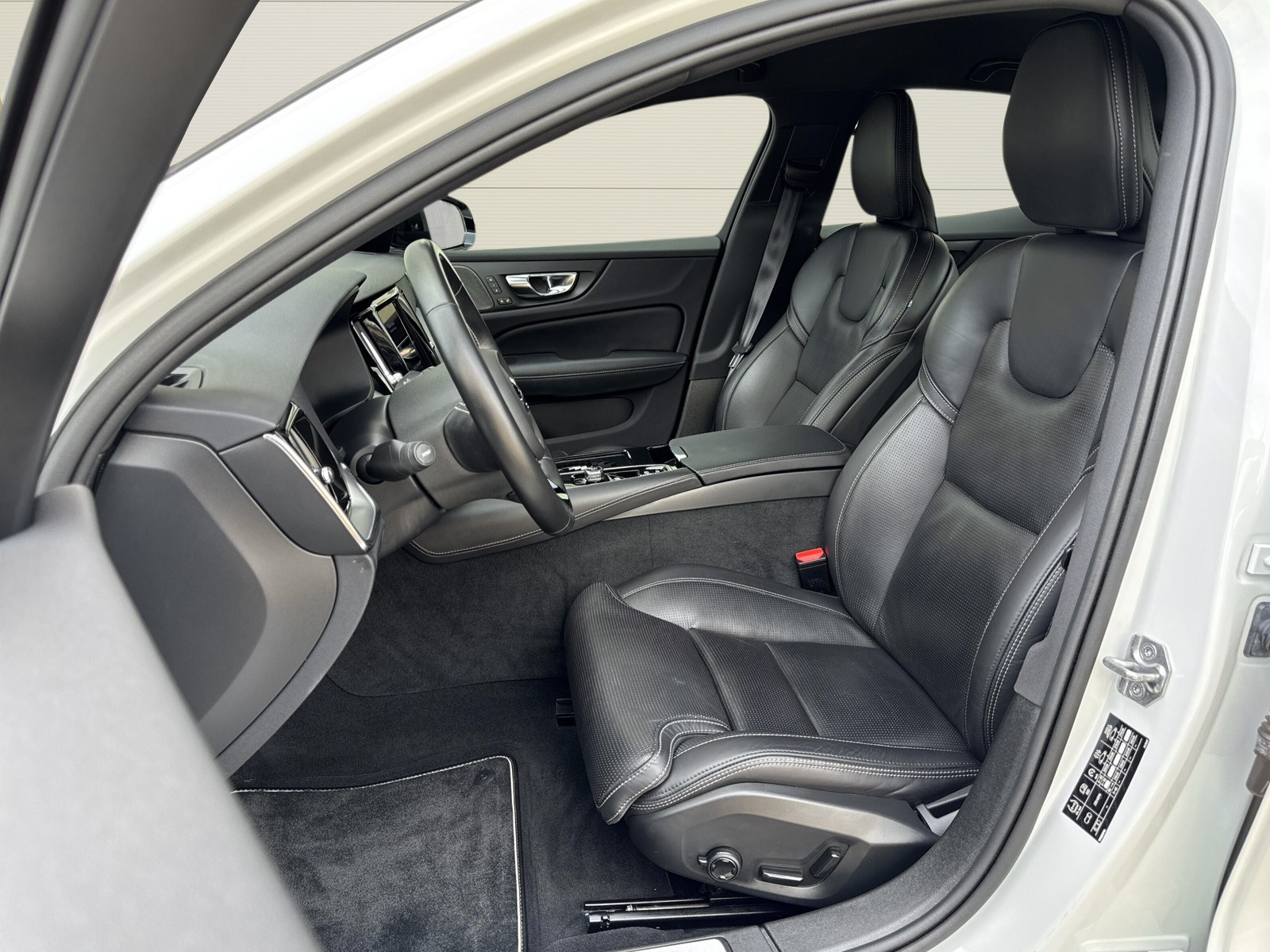 VOLVO S60 2.0 T8 TE R-Design eAWD-image-7