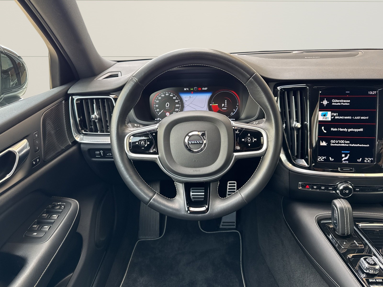 VOLVO S60 2.0 T8 TE R-Design eAWD-image-12