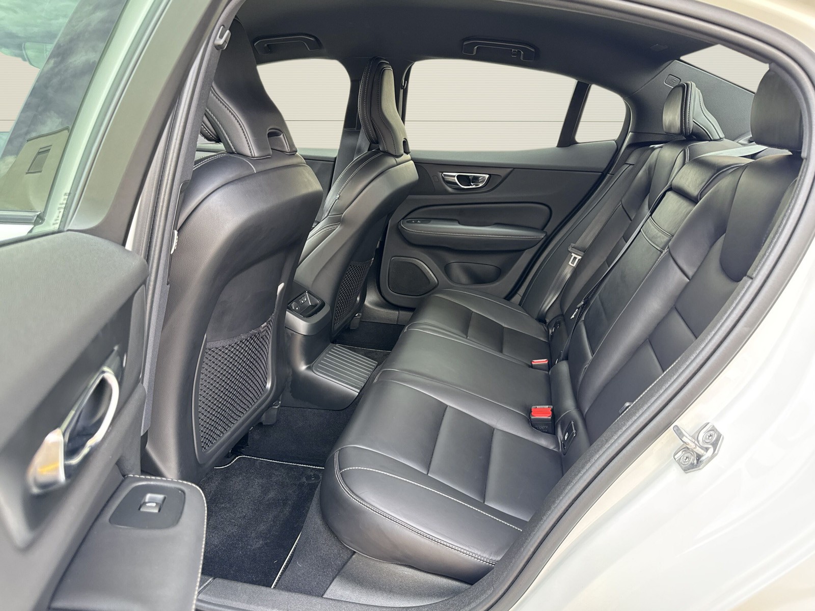 VOLVO S60 2.0 T8 TE R-Design eAWD-image-9