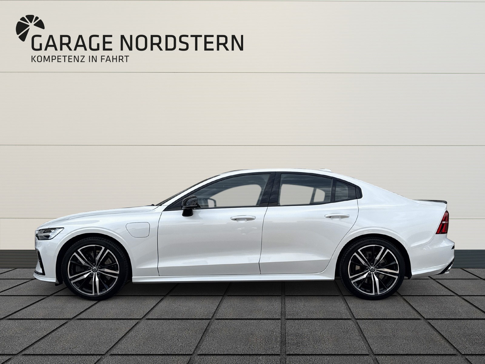 VOLVO S60 2.0 T8 TE R-Design eAWD-showroom-element-1