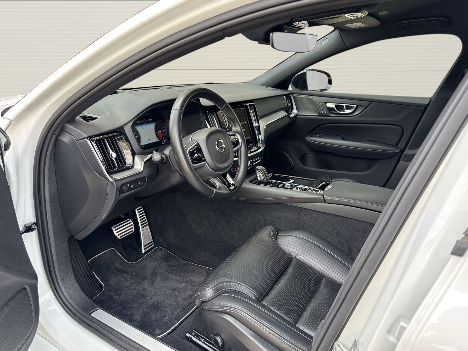 VOLVO S60 2.0 T8 TE R-Design eAWD-image-6