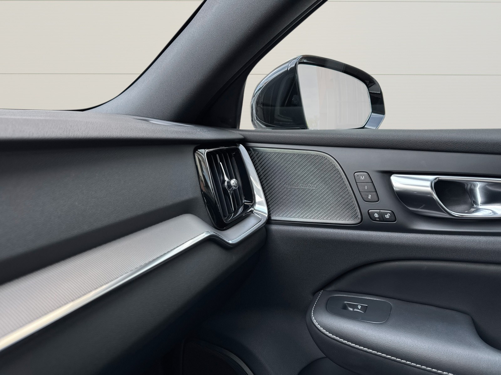 VOLVO S60 2.0 T8 TE R-Design eAWD-image-16