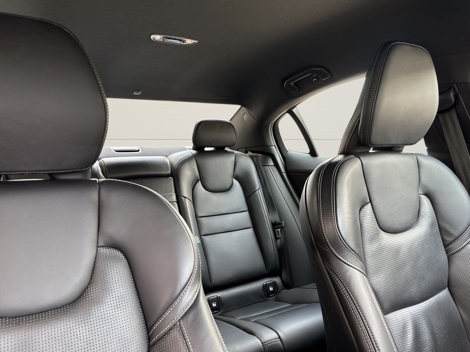 VOLVO S60 2.0 T8 TE R-Design eAWD-image-8