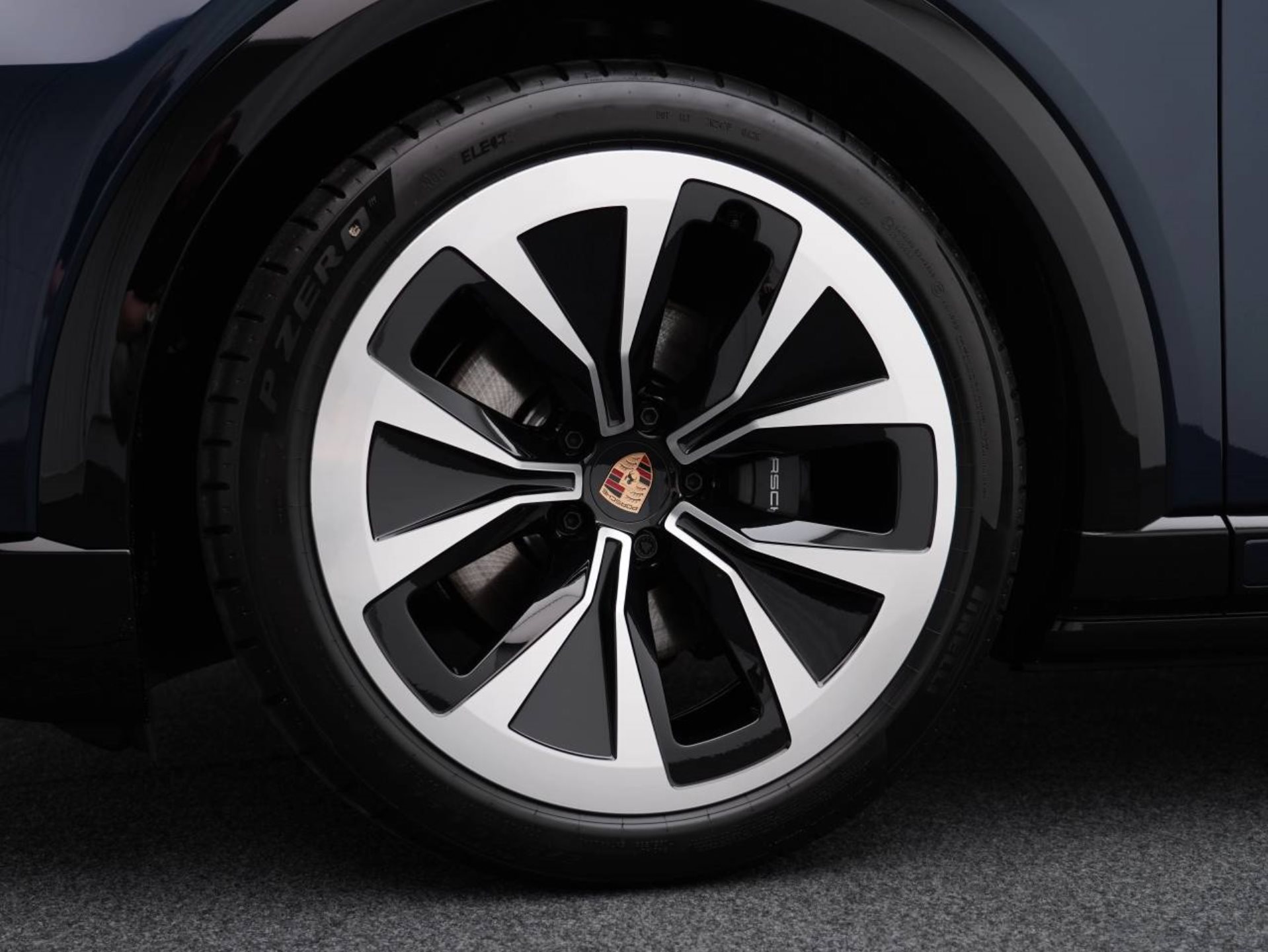PORSCHE Cayenne Electric-image-10