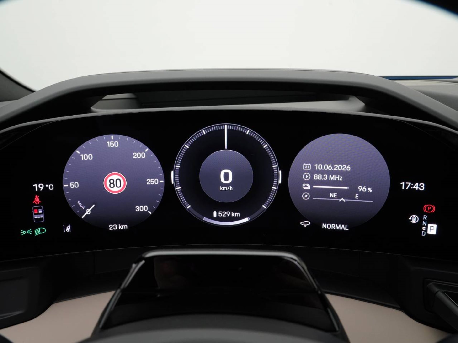 PORSCHE Cayenne Electric-image-16