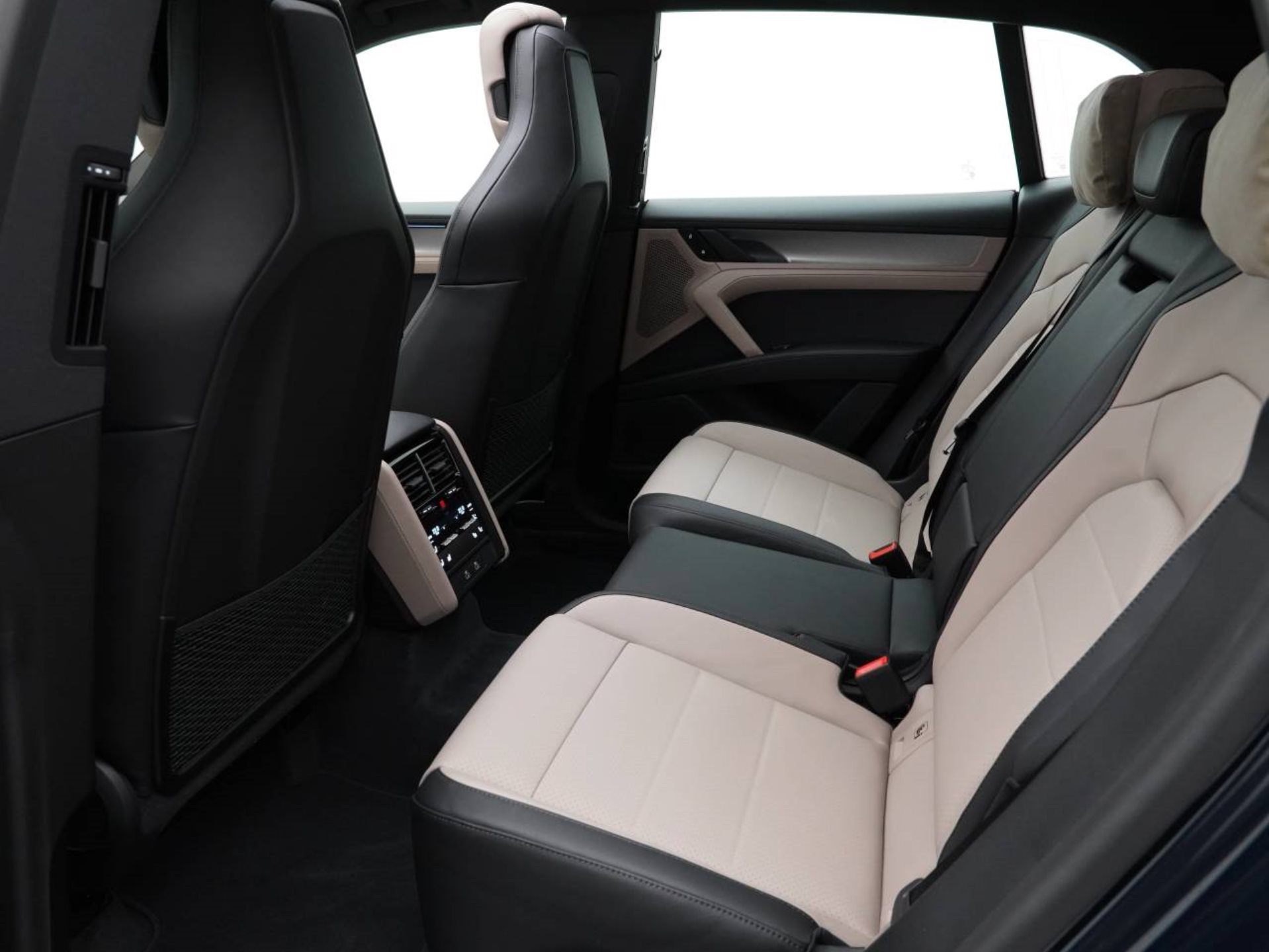 PORSCHE Cayenne Electric-image-28