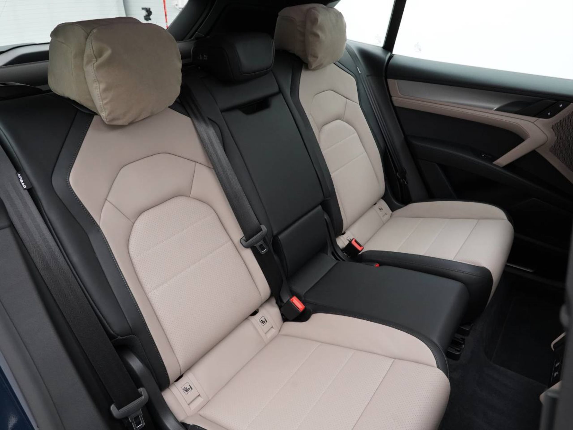 PORSCHE Cayenne Electric-image-30