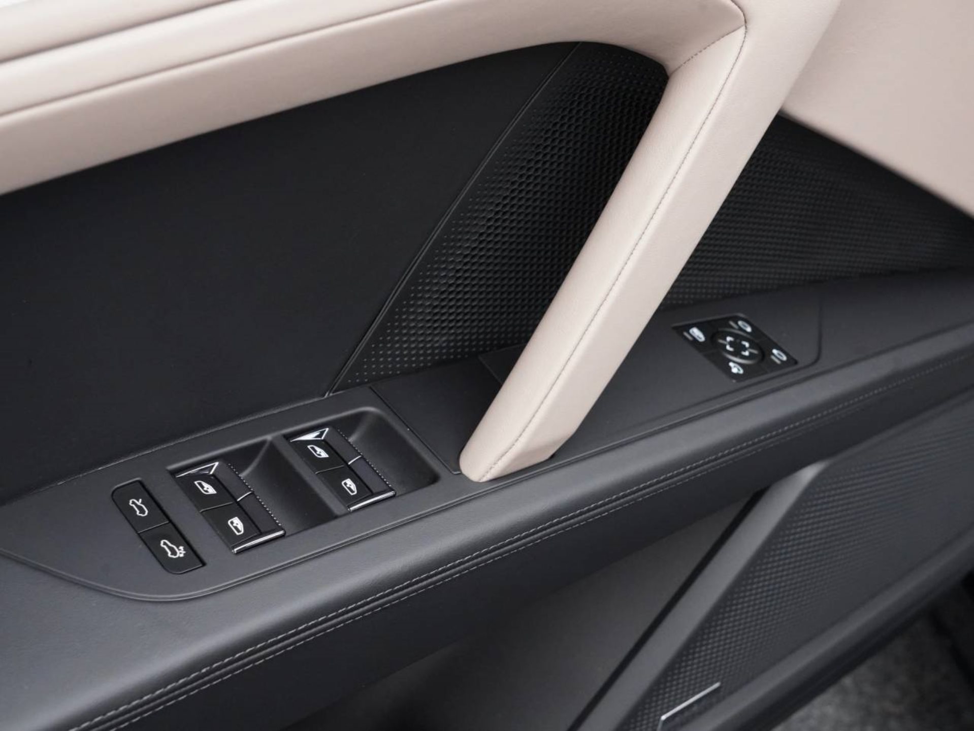 PORSCHE Cayenne Electric-image-21