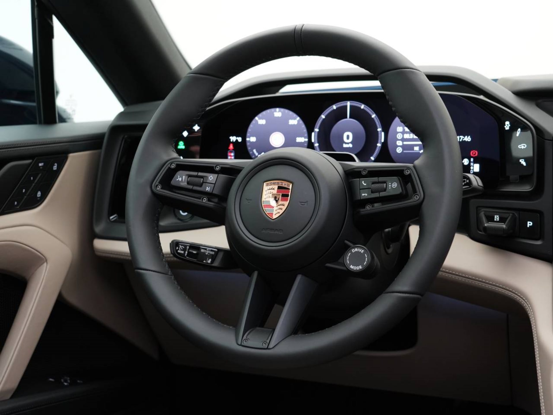 PORSCHE Cayenne Electric-image-15