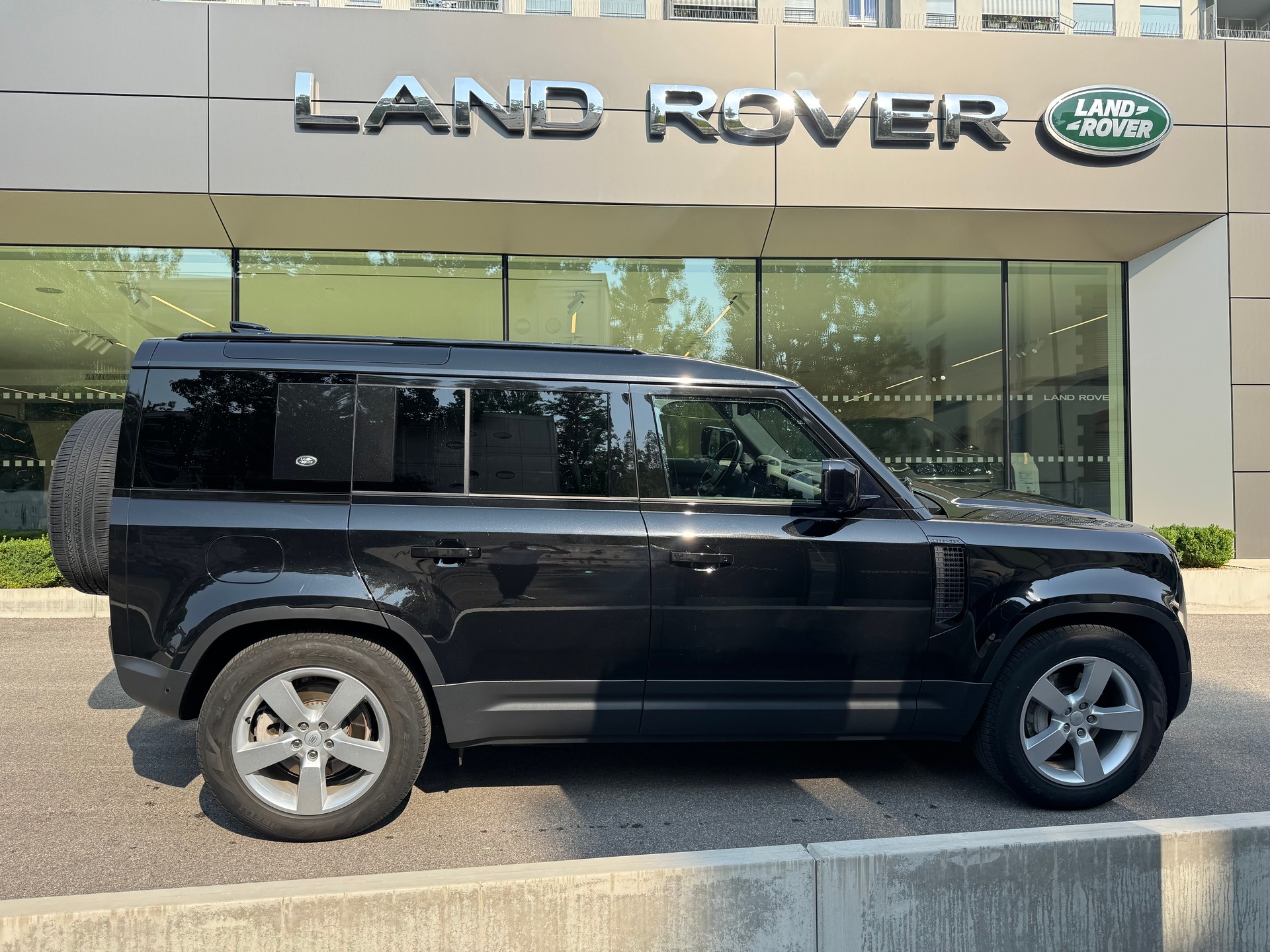 LAND ROVER Defender 110 3.0 I6 HSE-image-3