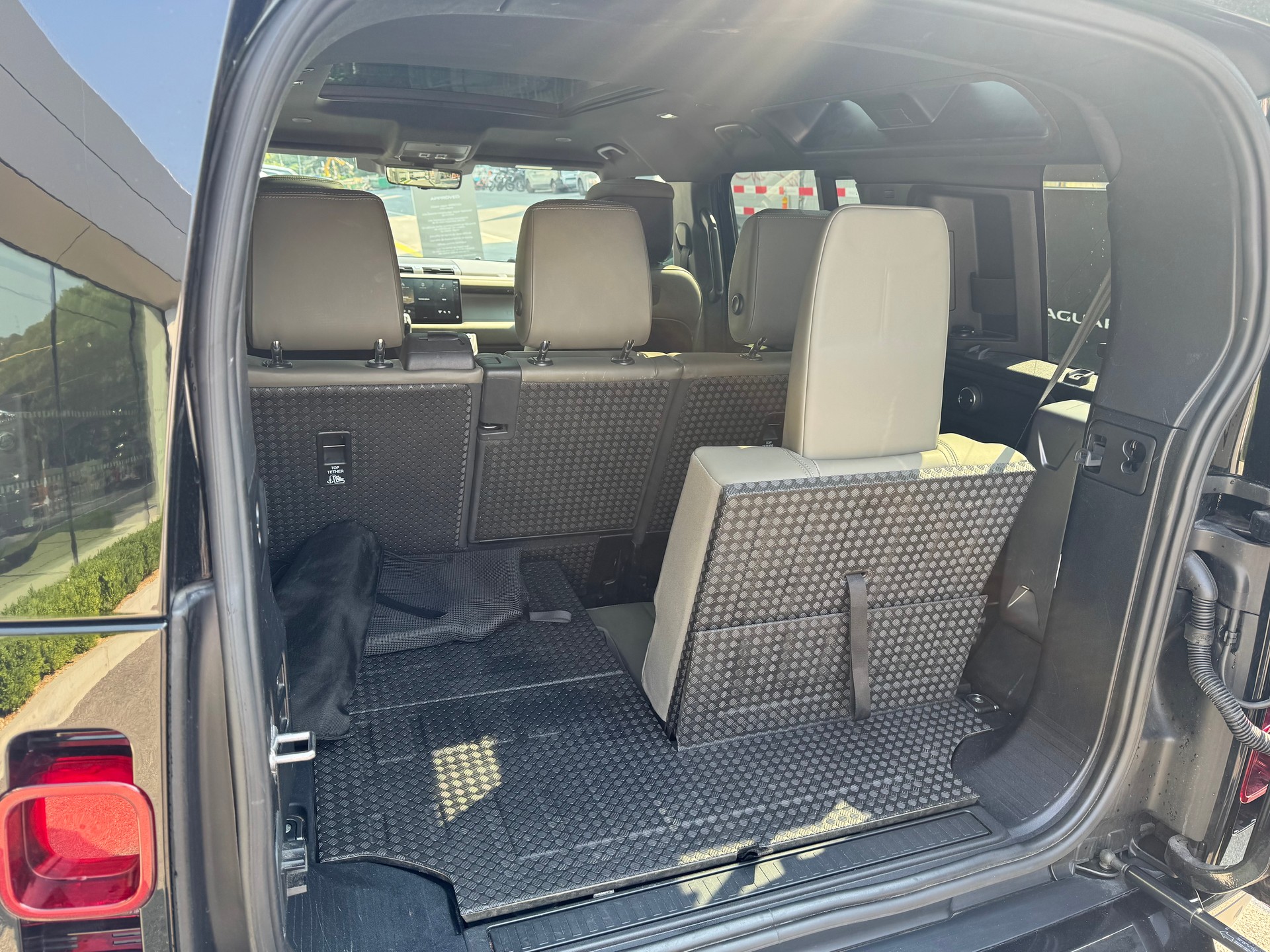 LAND ROVER Defender 110 3.0 I6 HSE-image-9
