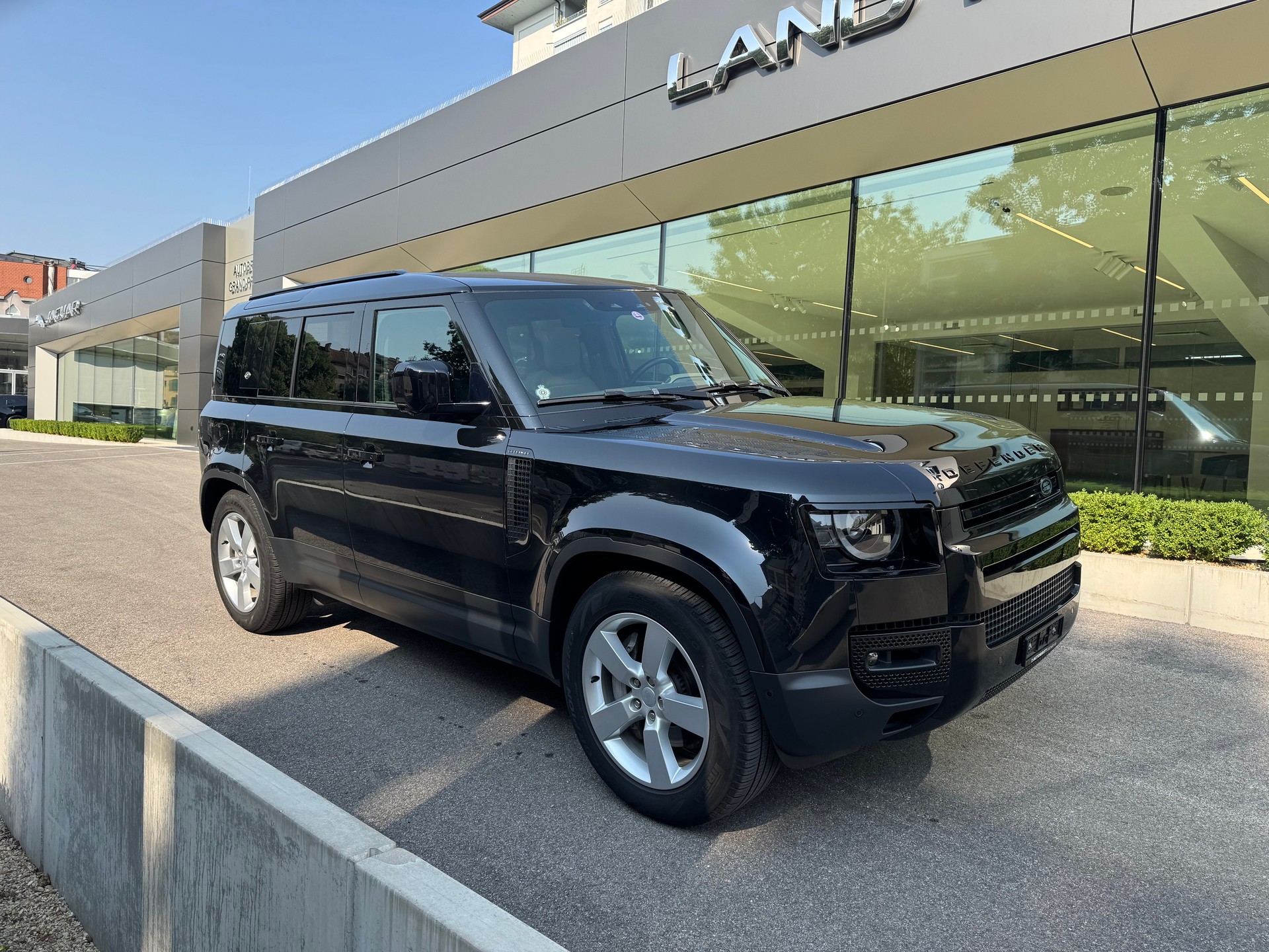 LAND ROVER Defender 110 3.0 I6 HSE-image-1