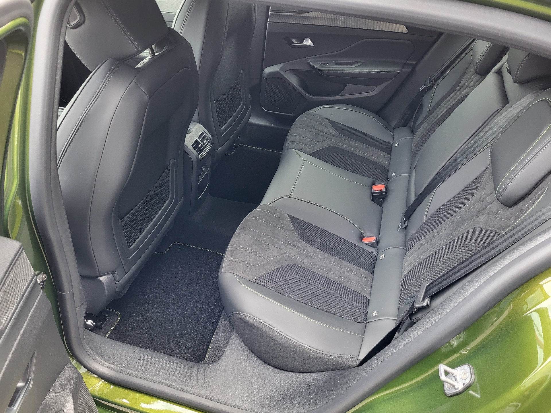 PEUGEOT 408 1.2 Hybrid 145 GT Exclusive-image-6