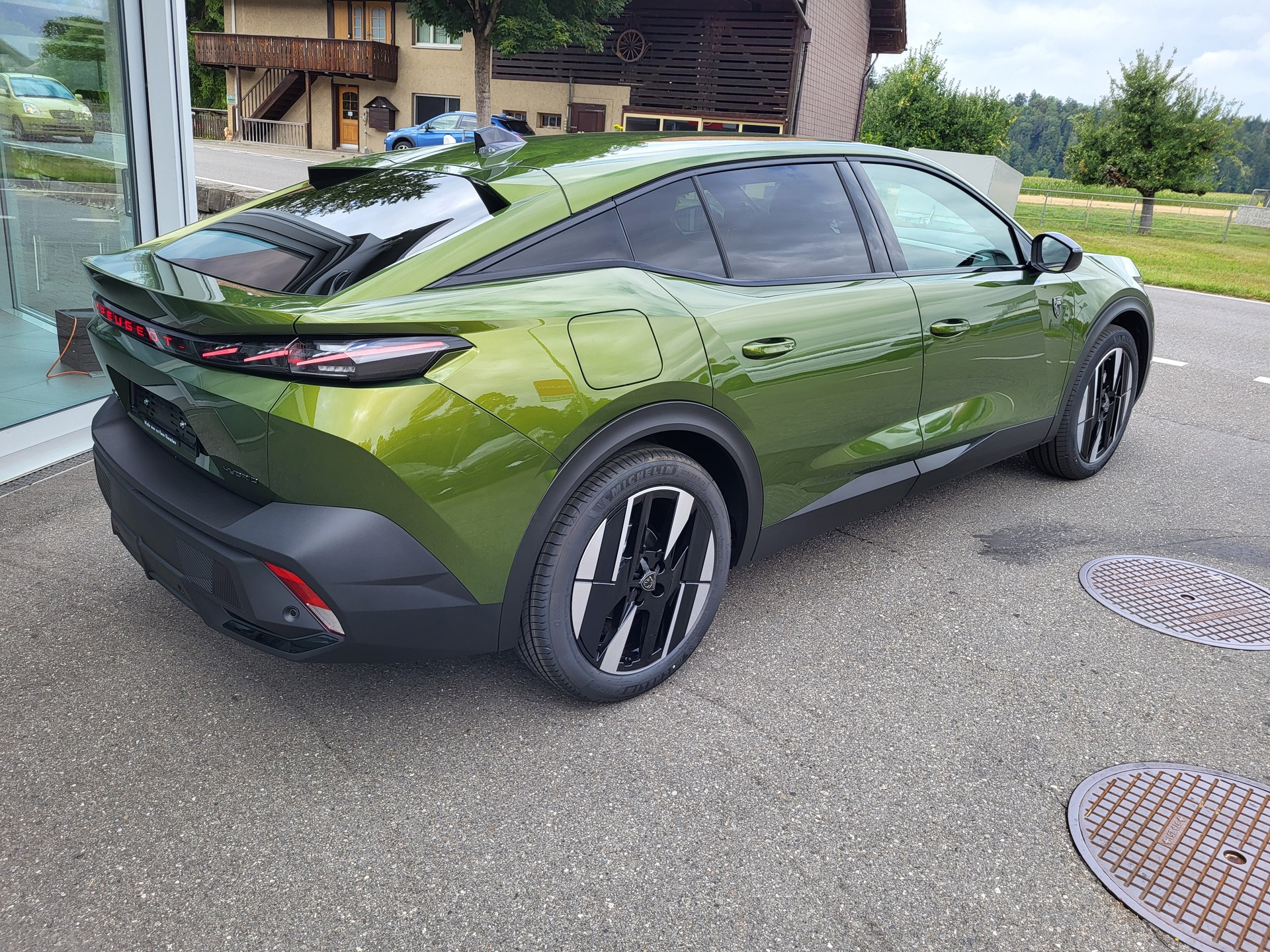 PEUGEOT 408 1.2 Hybrid 145 GT Exclusive-image-4