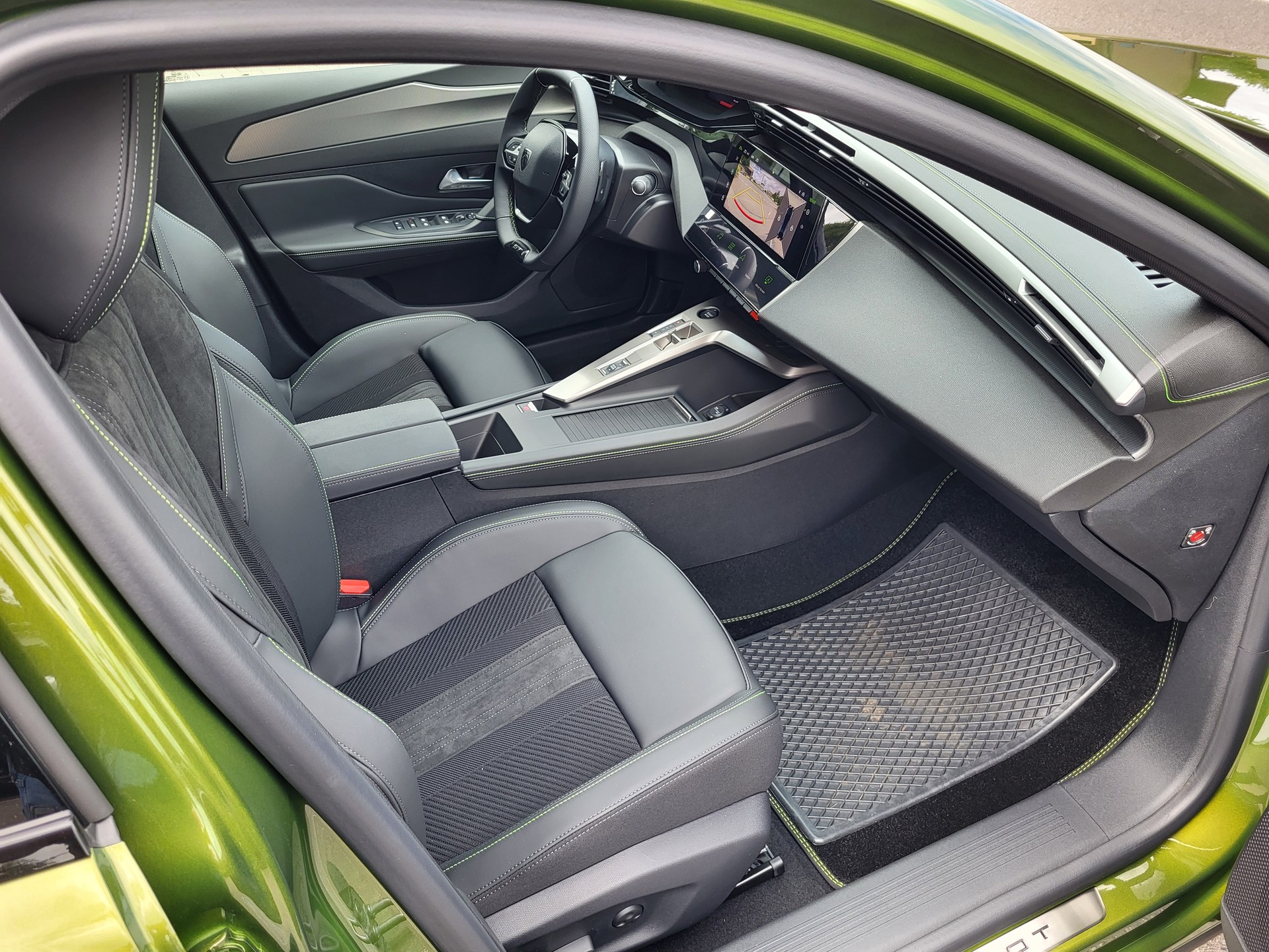 PEUGEOT 408 1.2 Hybrid 145 GT Exclusive-image-10